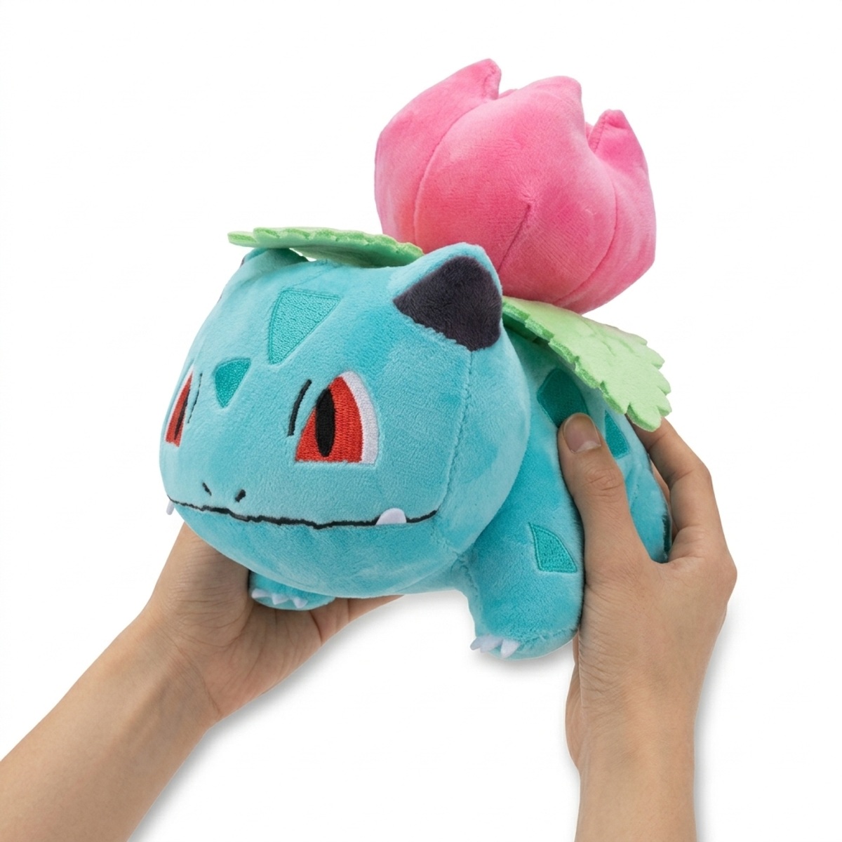 Ivysaur Pluszak trzymany w rękach