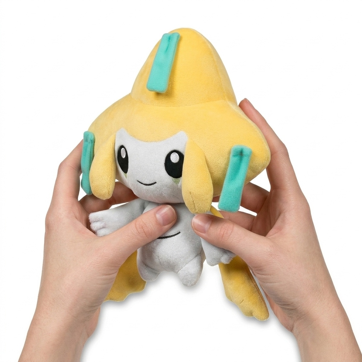 Jirachi Pluszak trzymany w rękach