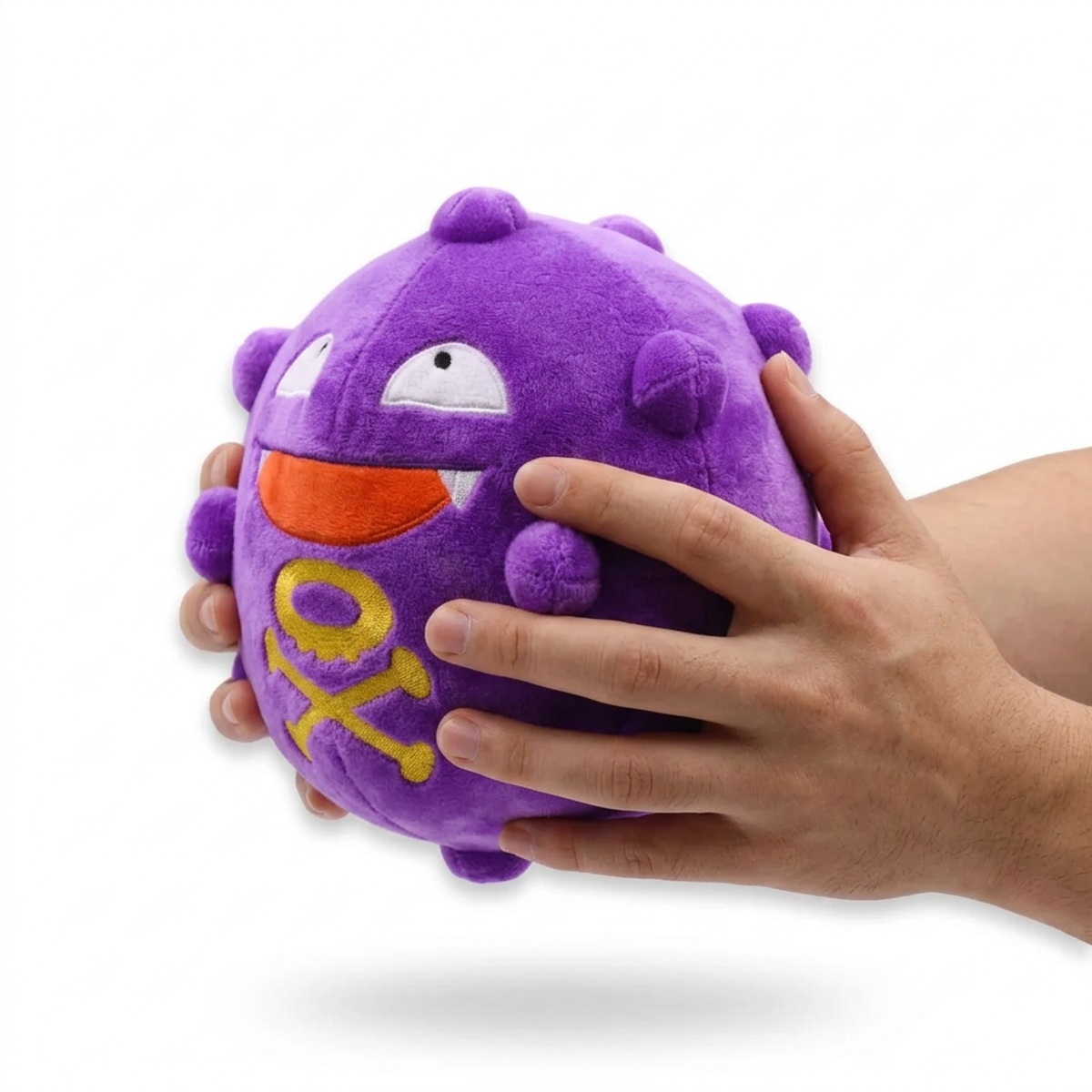 Koffing Pluszak trzymany w rękach