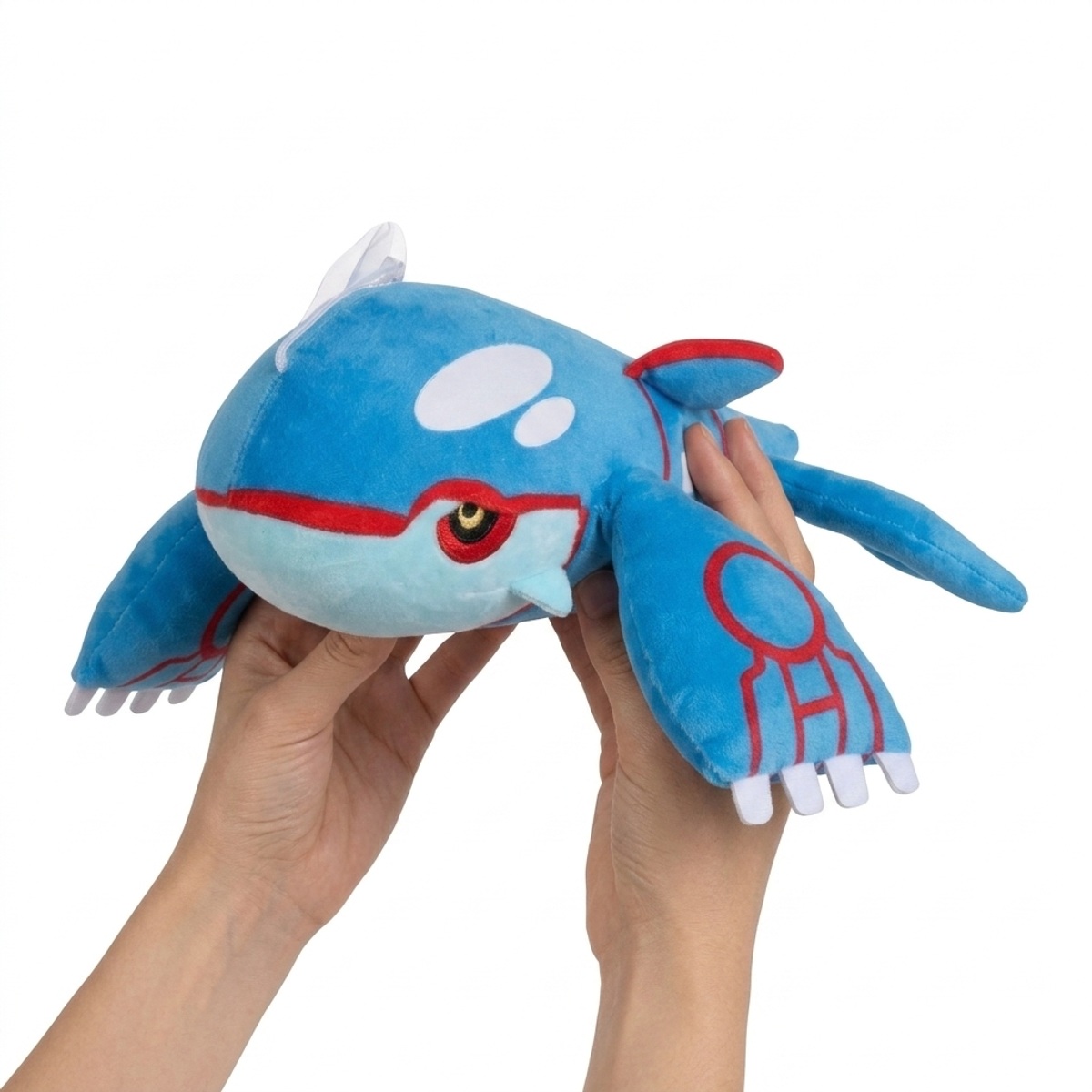 Kyogre Pluszak trzymany w rękach