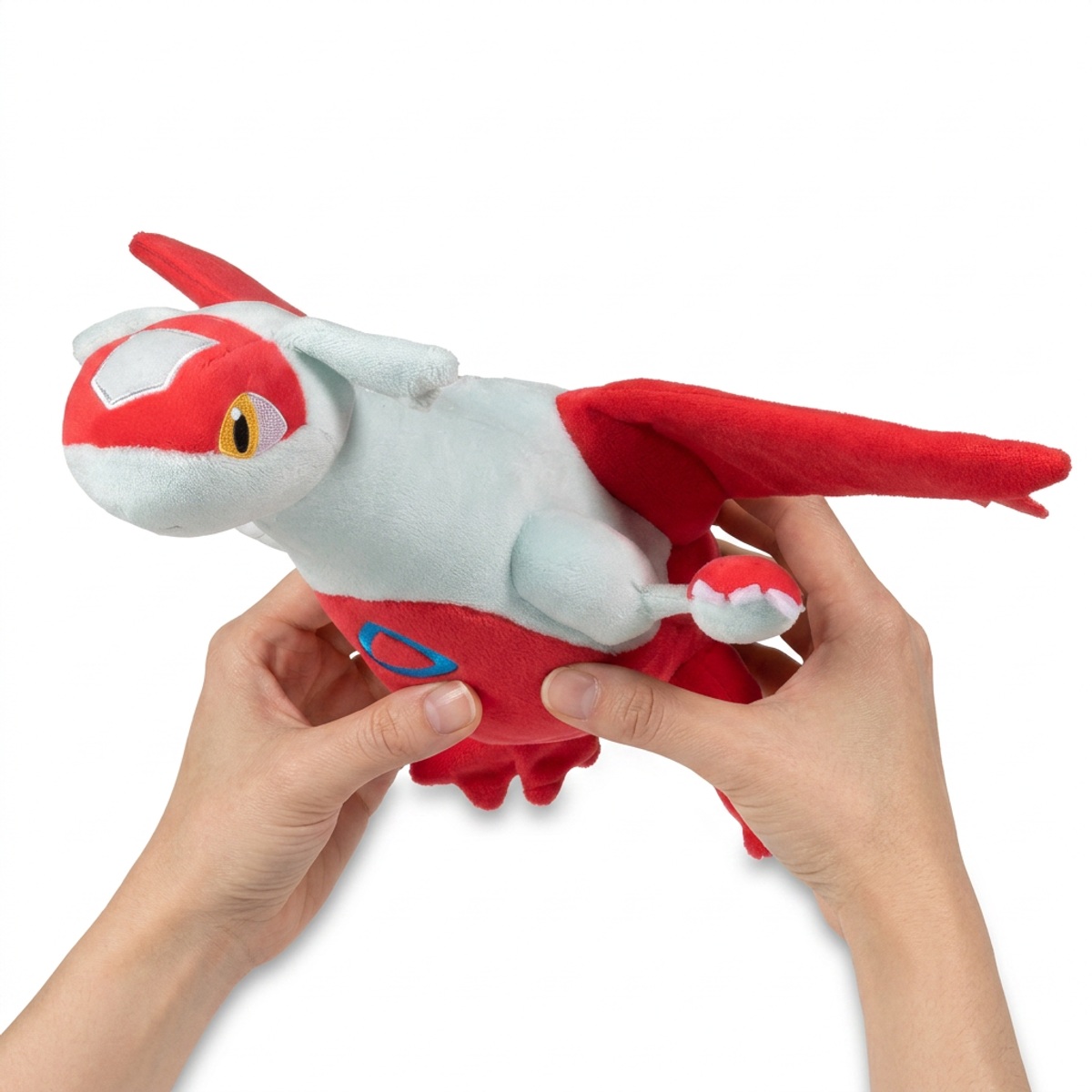 Latias Pluszak trzymany w rękach