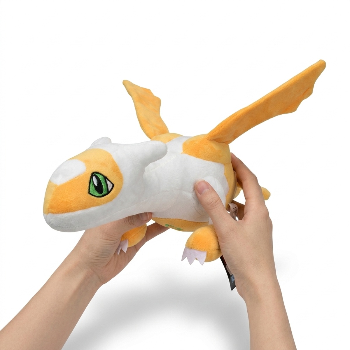 Pluszak Latias Shiny trzymany w rękach