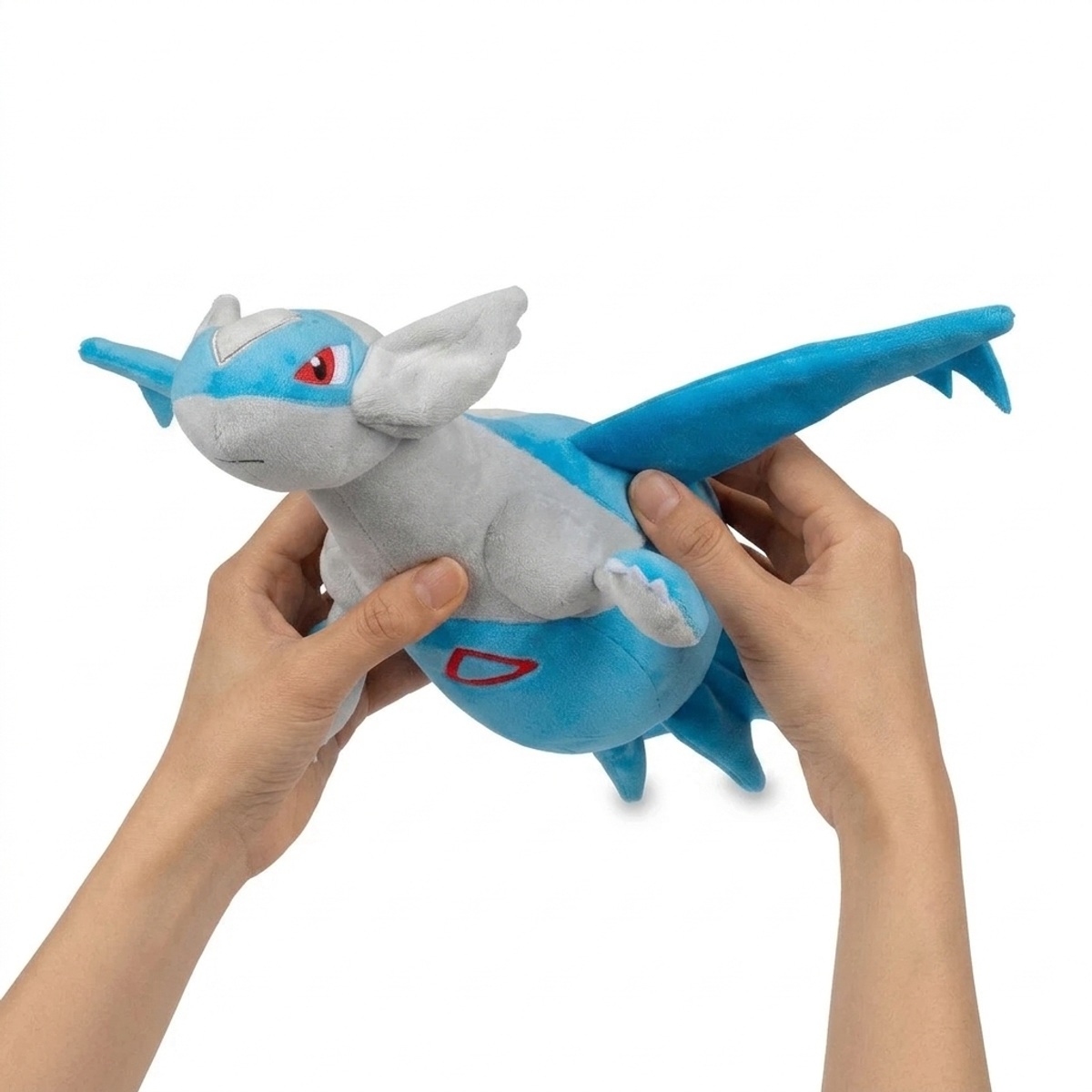 Latios Pluszak trzymany w rękach