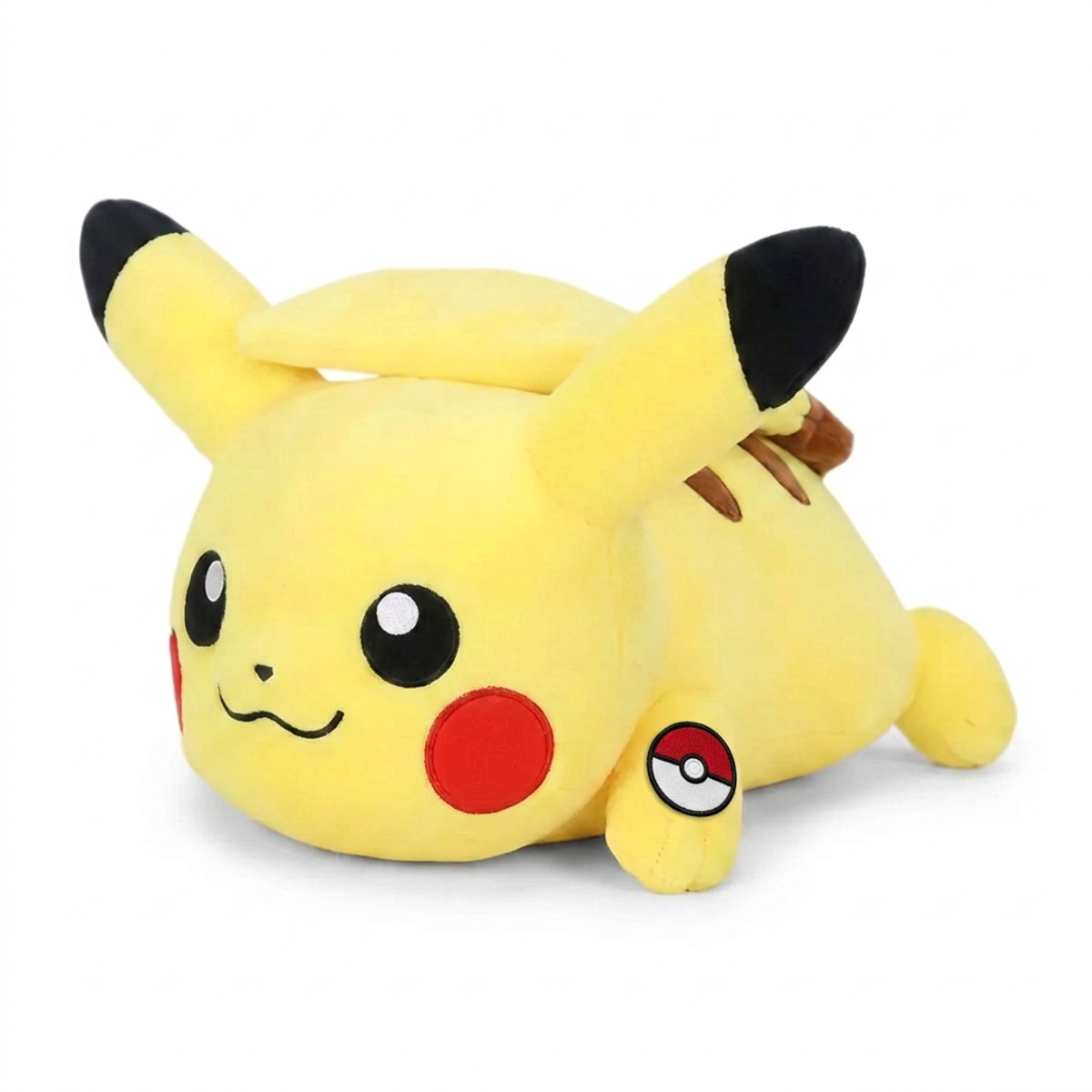 Leżący Pikachu Pluszak z odznaką potwierdzającą autentyczność produktu.