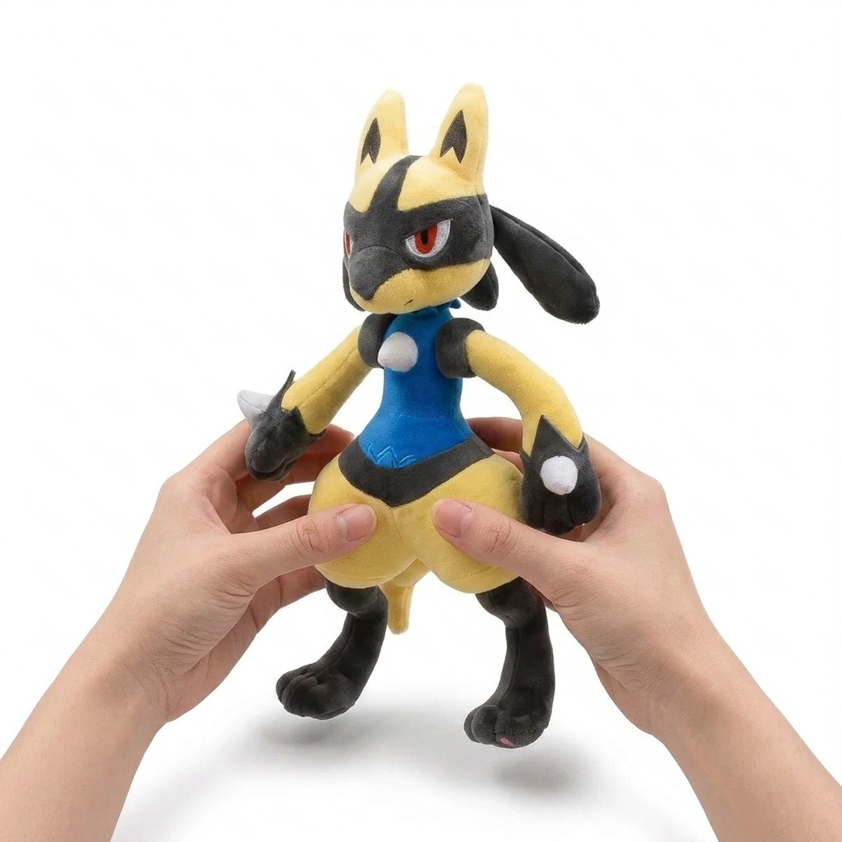 Pluszak Lucario Shiny trzymany w rękach