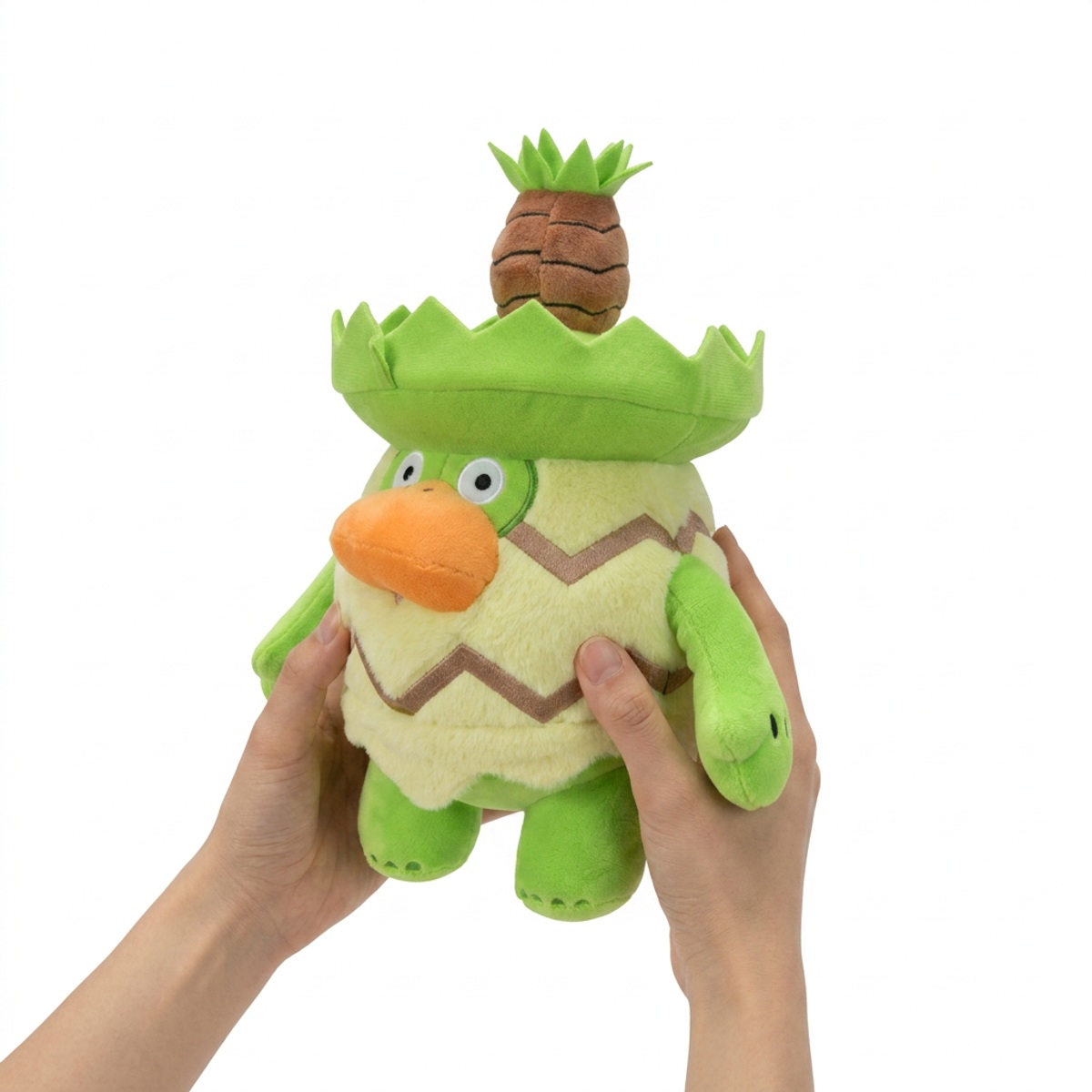 Ludicolo Pluszak trzymany w rękach