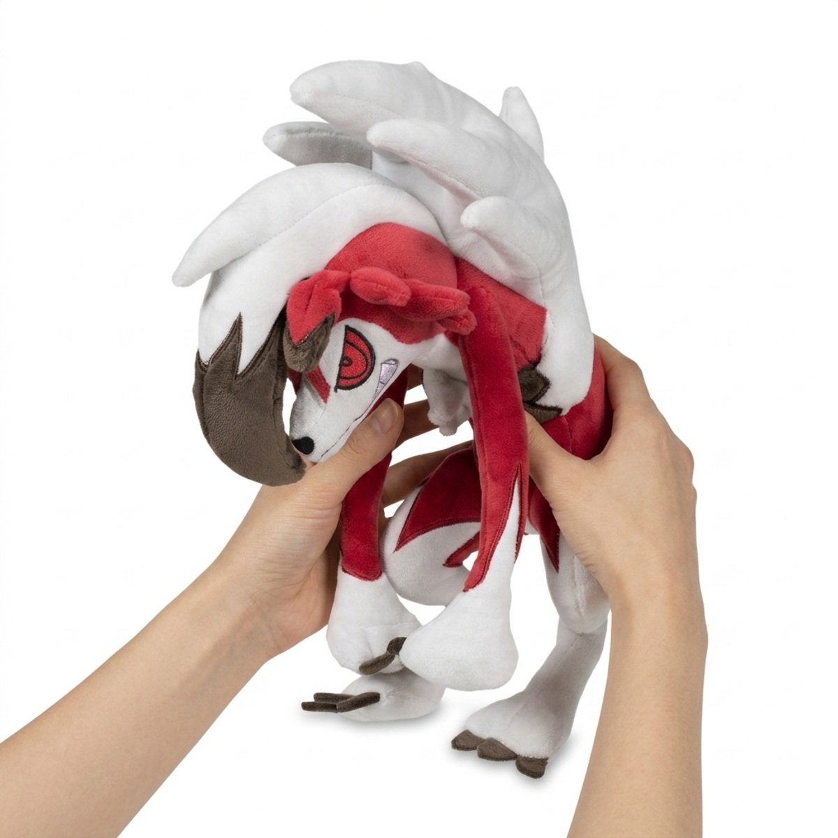 Pluszak Lycanroc Nocna trzymany w rękach