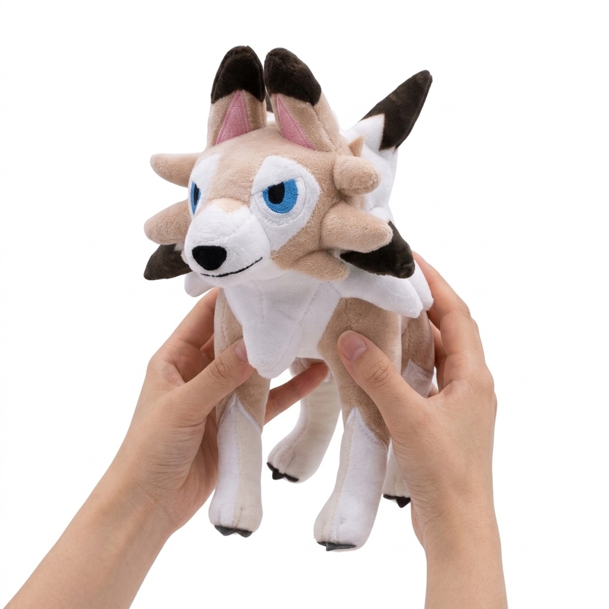 Lycanroc Pluszak trzymany w rękach