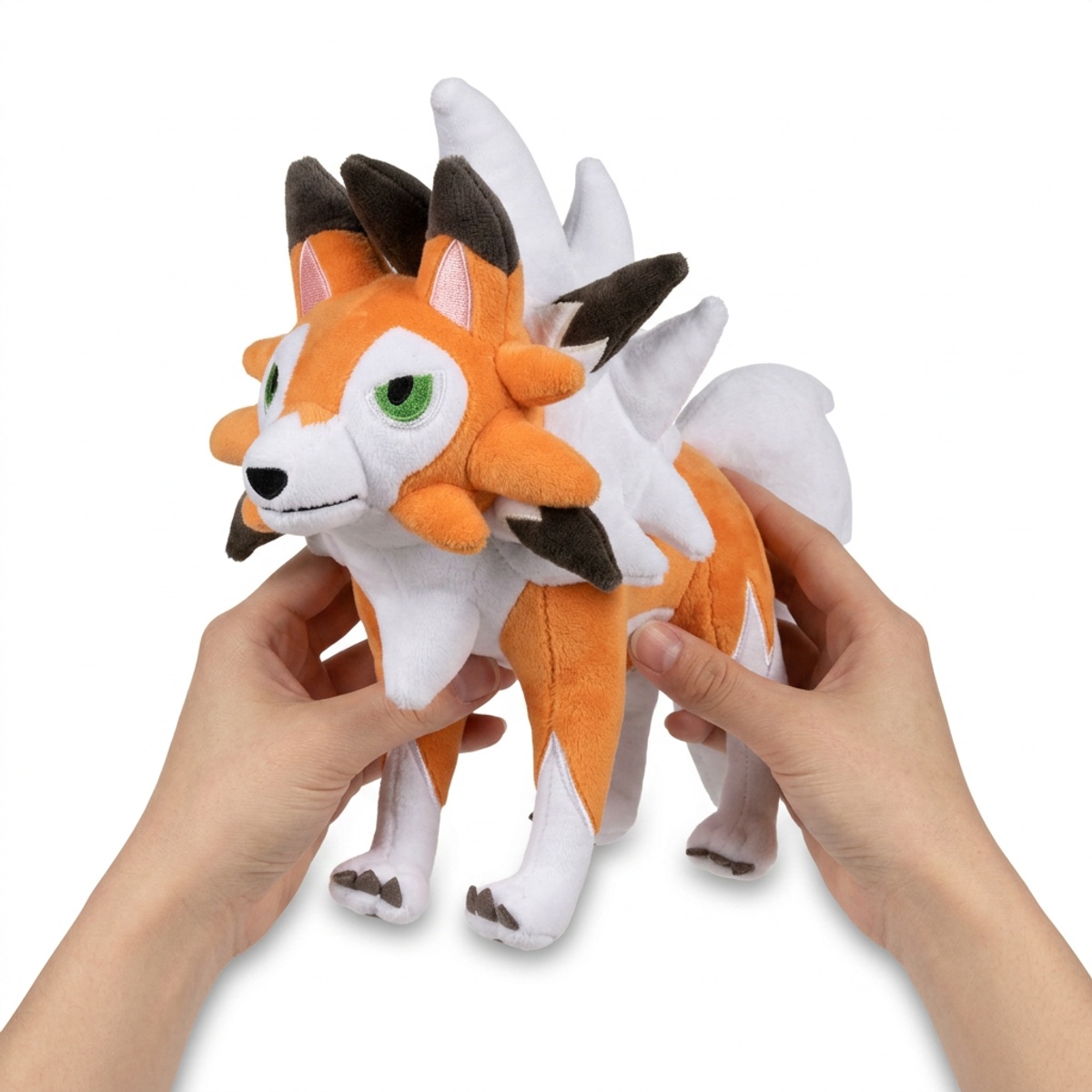 Pluszak Lycanroc Zmierzch trzymany w rękach