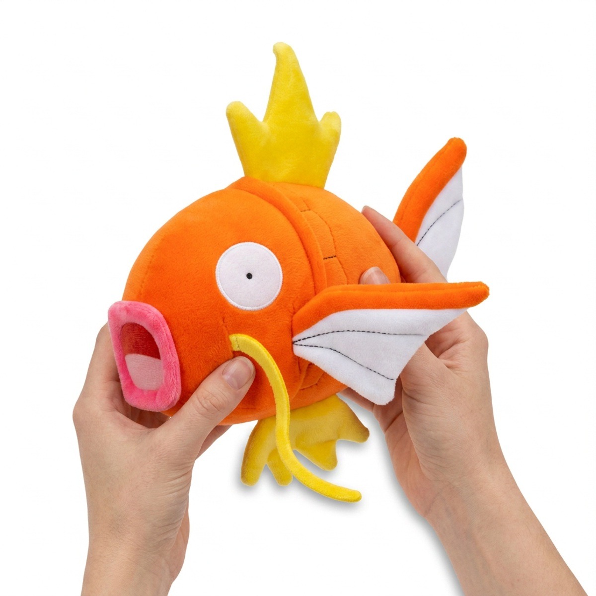 Magikarp Pluszak trzymany w rękach