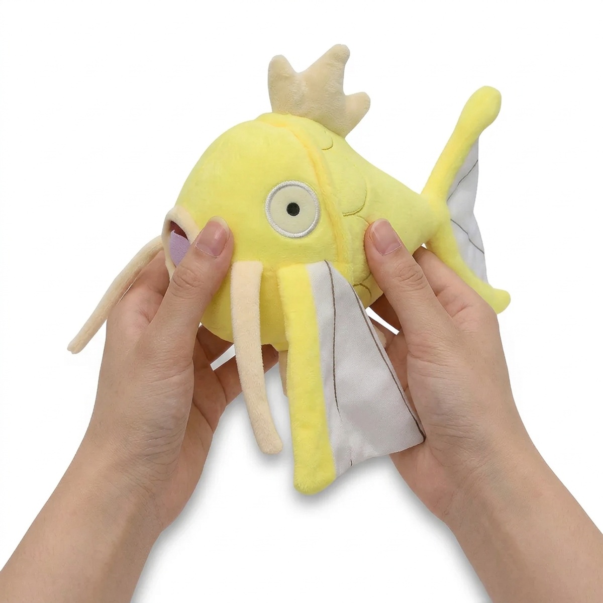 Pluszak Magikarp Shiny trzymany w rękach