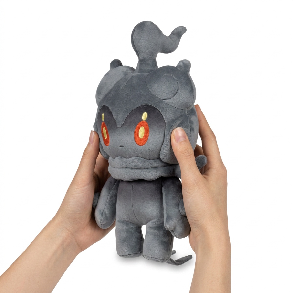 Marshadow Pluszak trzymany w rękach