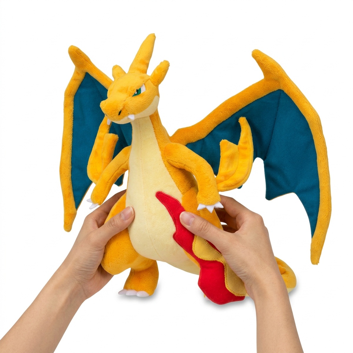 Mega Charizard Y Pluszak trzymany w rękach