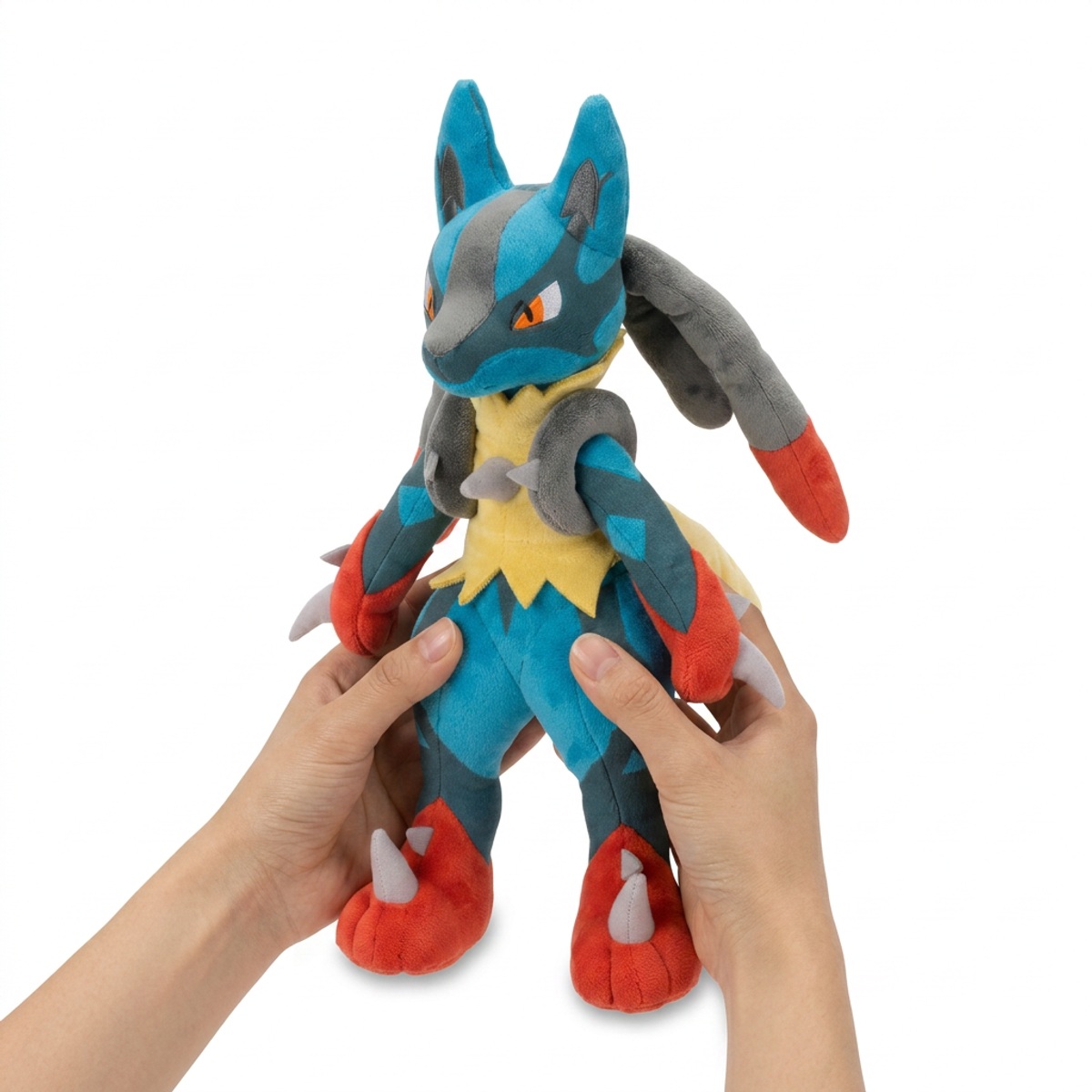Pluszak Mega Lucario trzymany w rękach