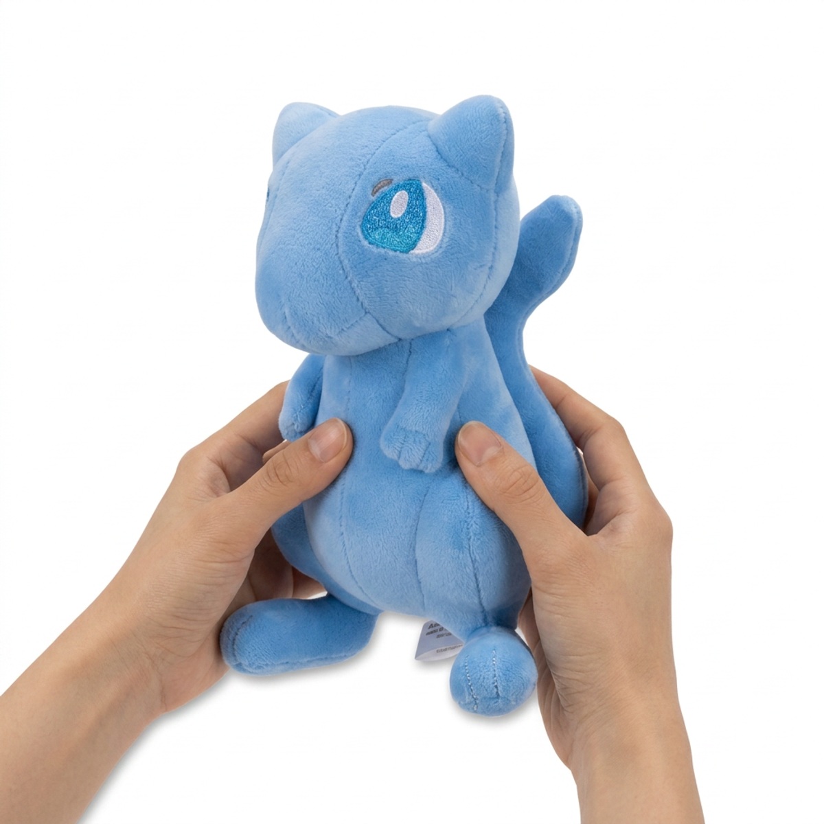 Mew Shiny Pluszak trzymany w ręce