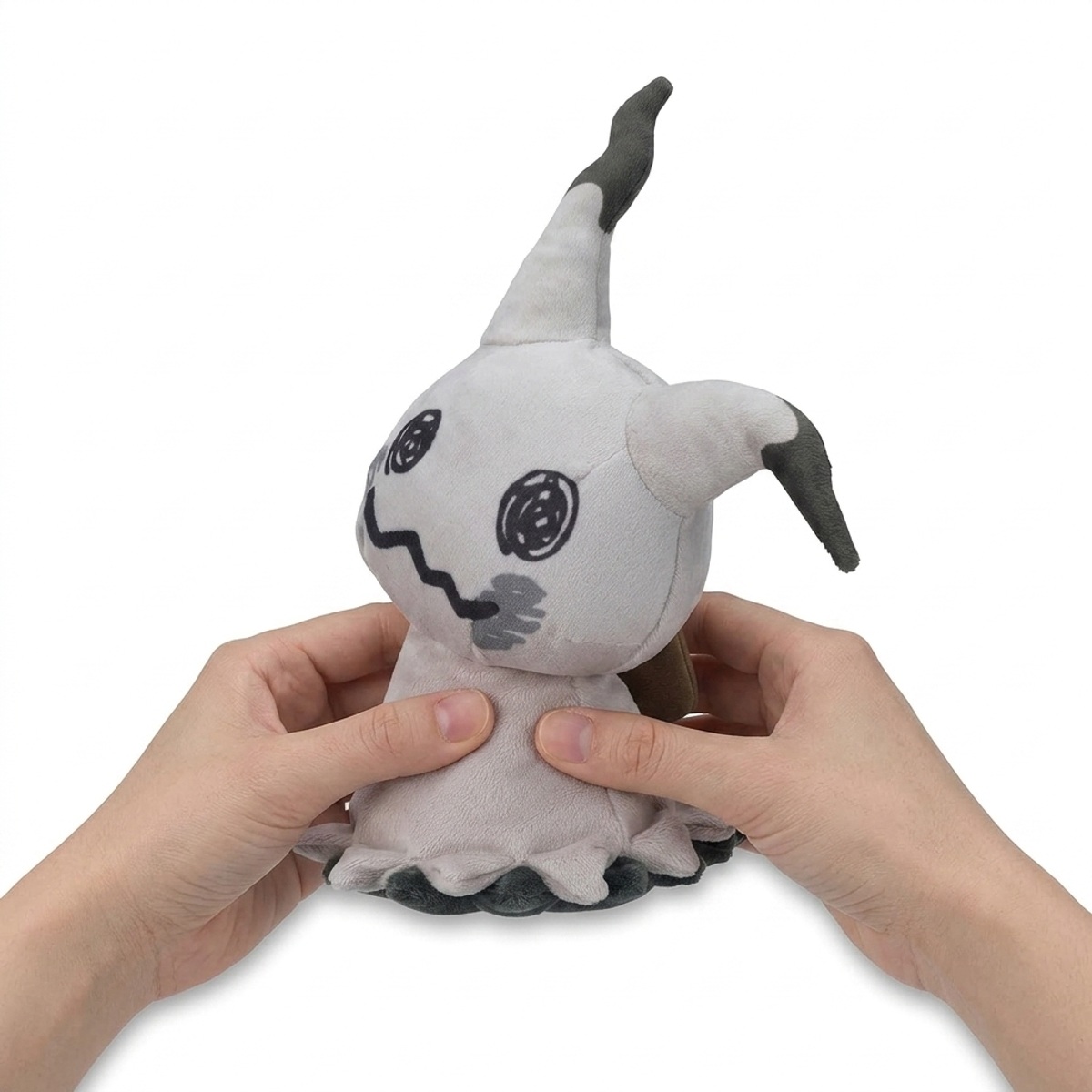 Pluszak Mimikyu Shiny trzymany w ręku