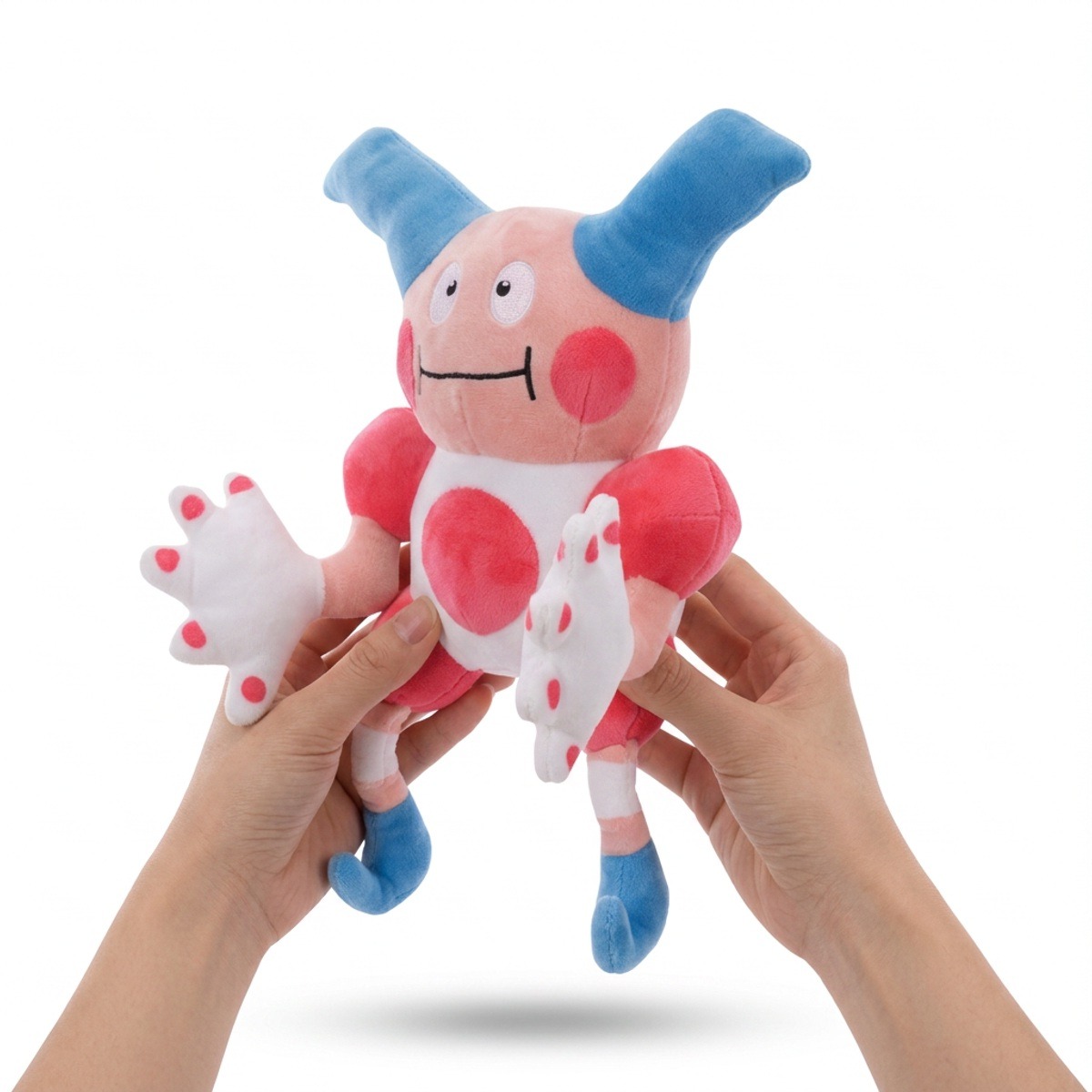 Mr. Mime Pluszak trzymany w rękach