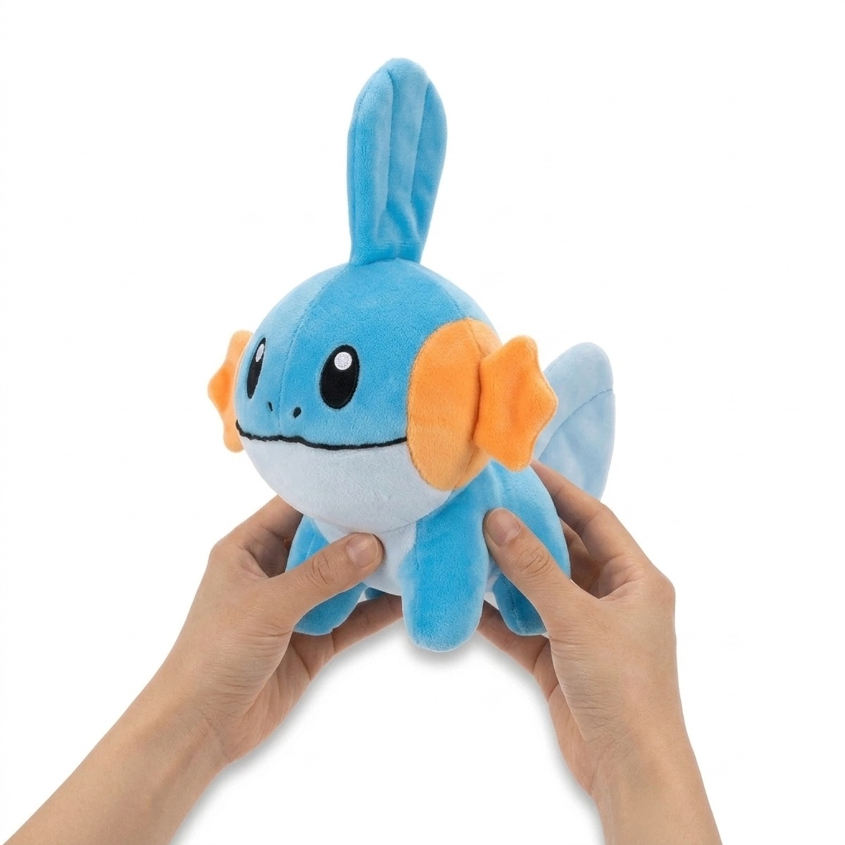 Mudkip Pluszak trzymany w rękach