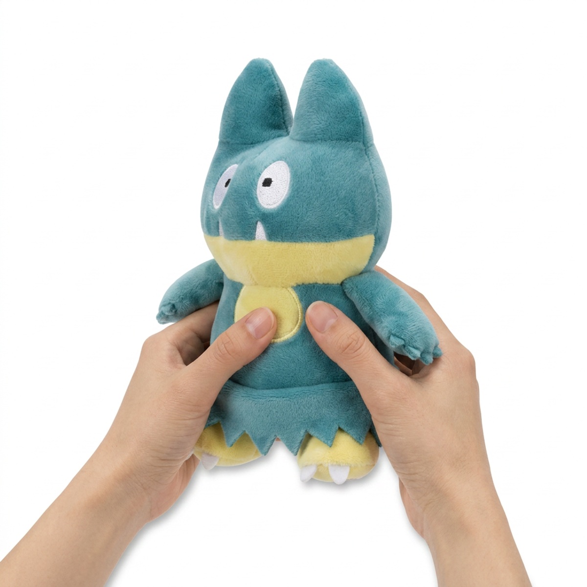 Munchlax Pluszak trzymany w rękach