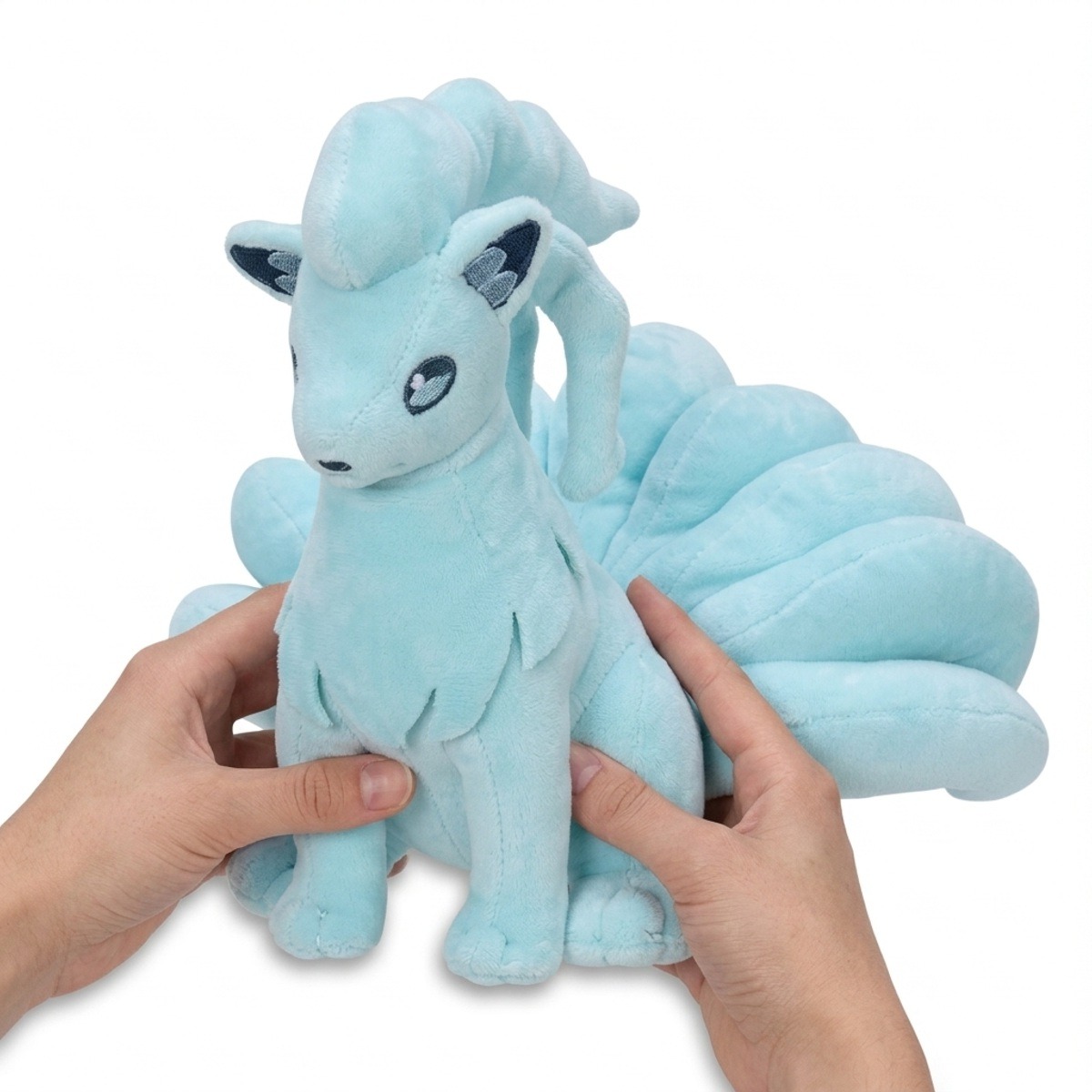 Pluszak Ninetales z Alola trzymany w rękach
