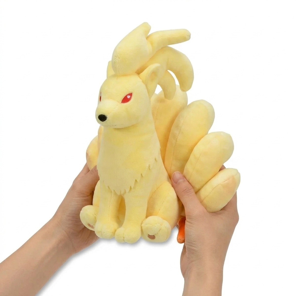 Ninetales Pluszak trzymany w rękach