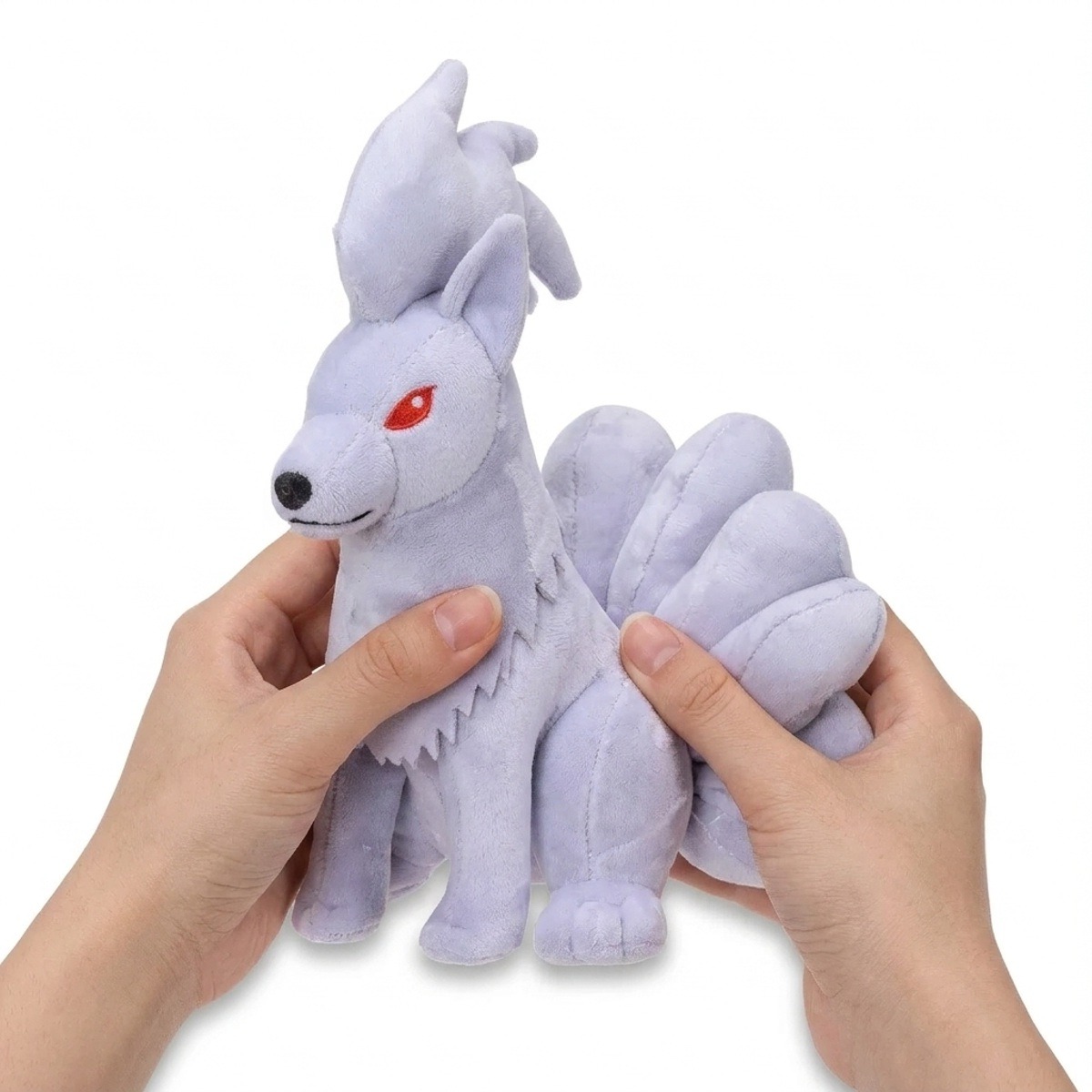 Pluszak Ninetales Shiny trzymany w rękach