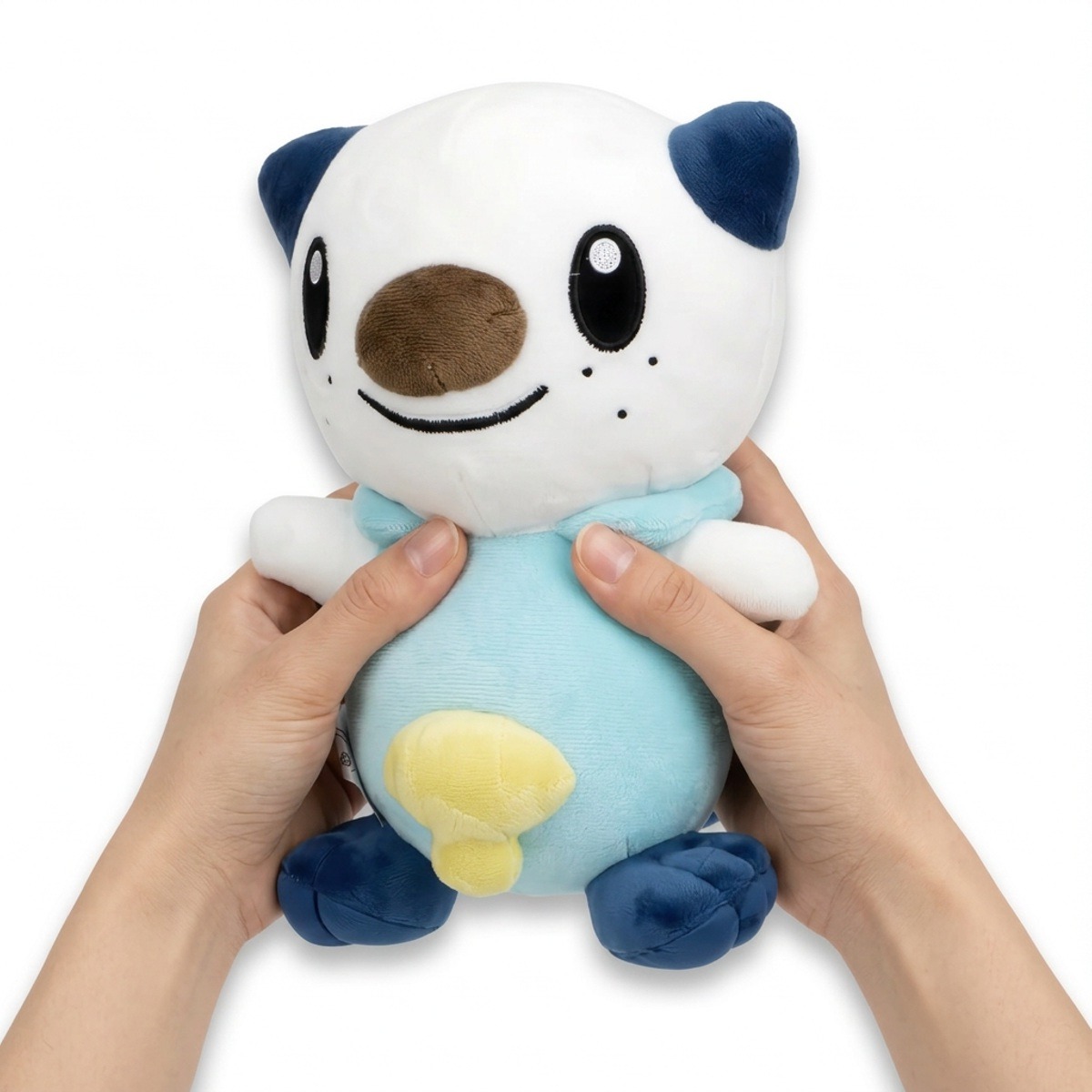 Oshawott Pluszak trzymany w rękach