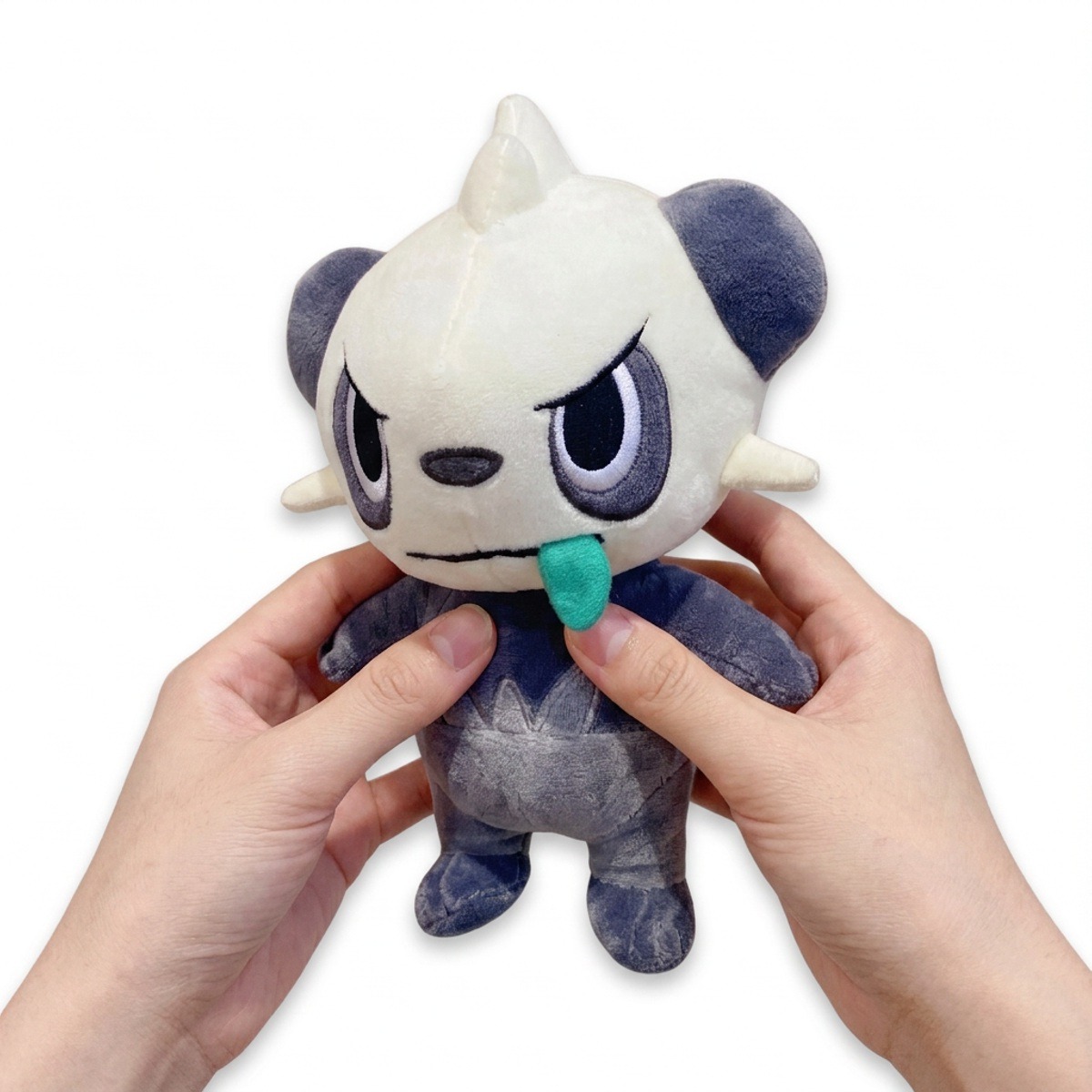 Pancham Pluszak trzymany w rękach