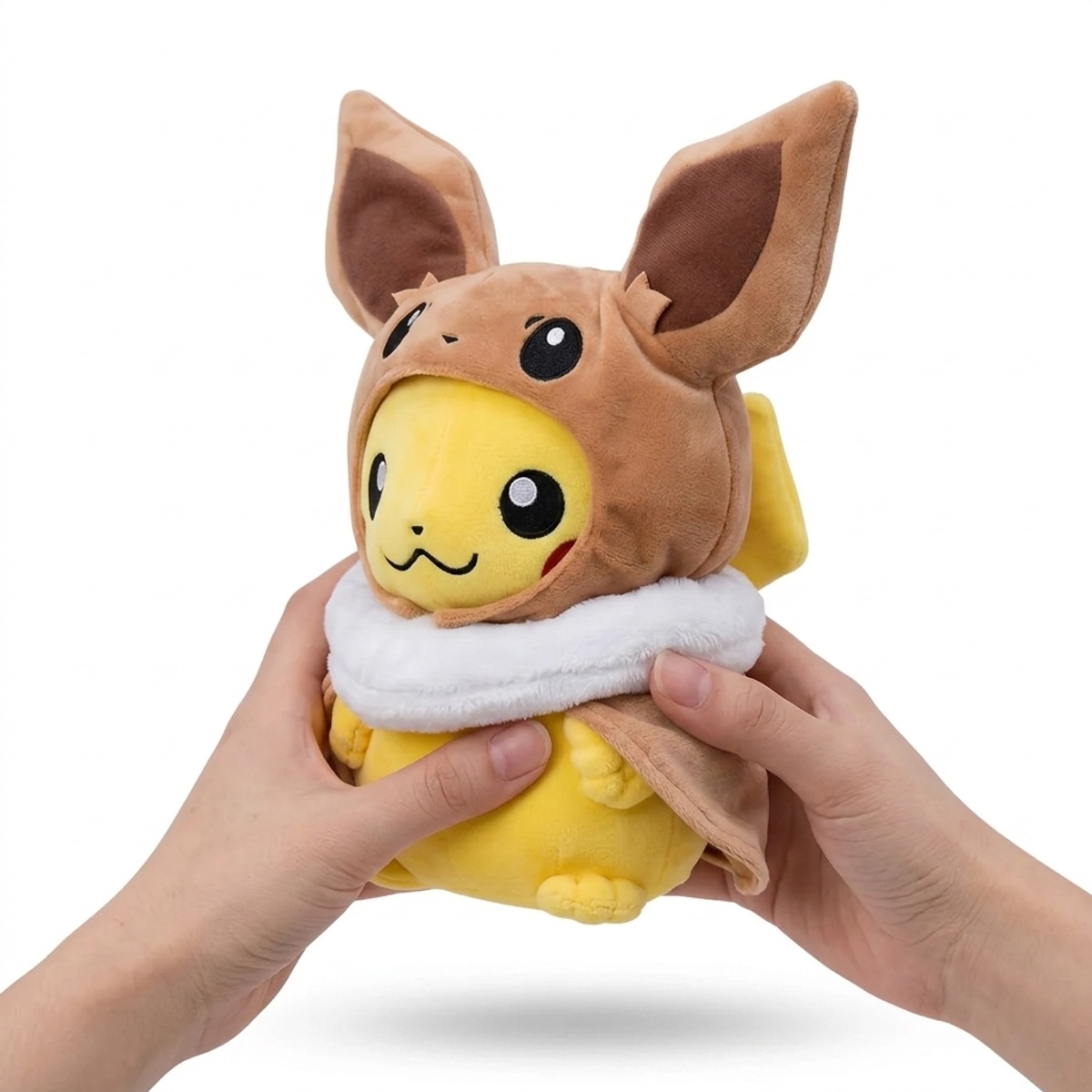 Pluszak Pikachu Eevee trzymany w rękach