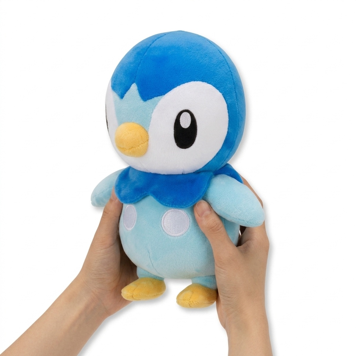 Piplup Pluszak trzymany w rękach