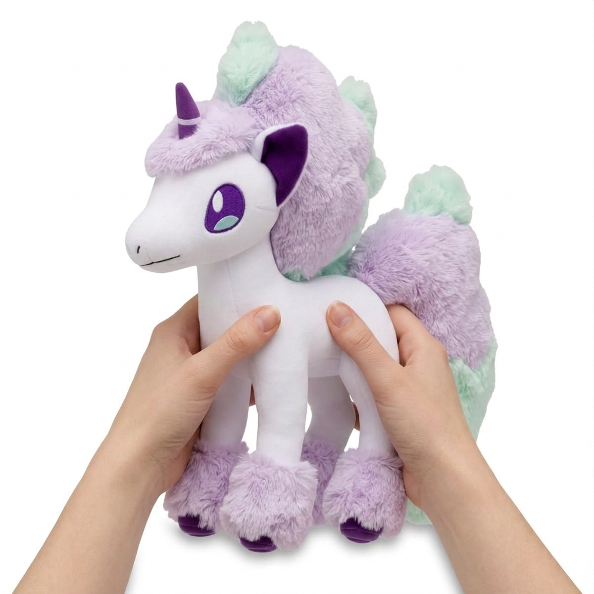 Pluszak Ponyta z Galar trzymany w rękach