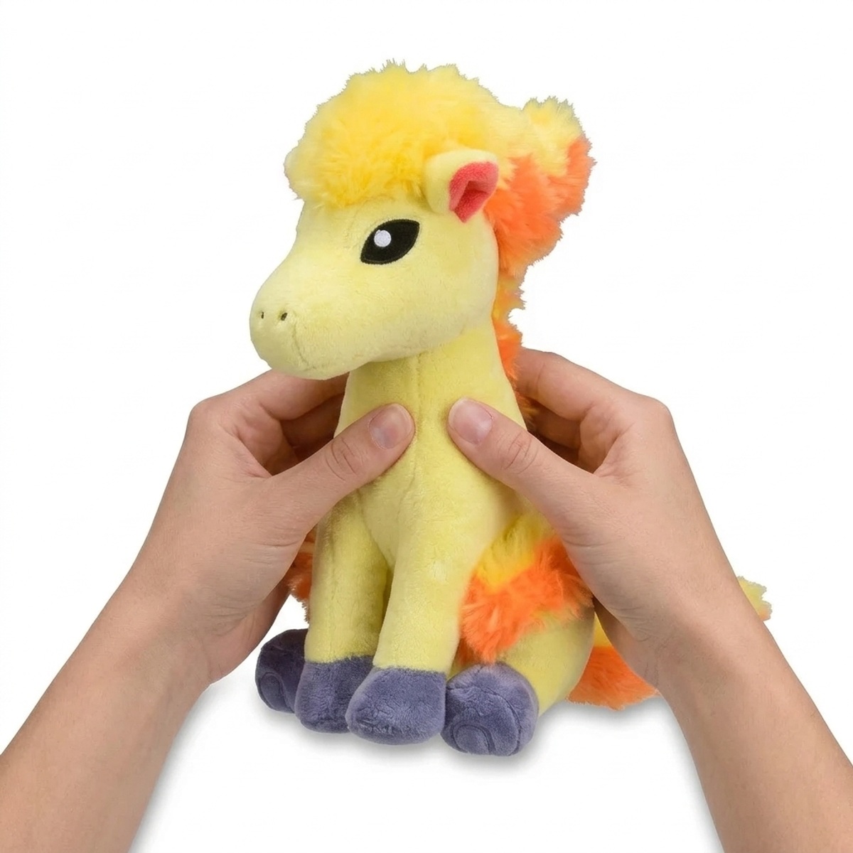 Ponyta Pluszak trzymany w dłoniach