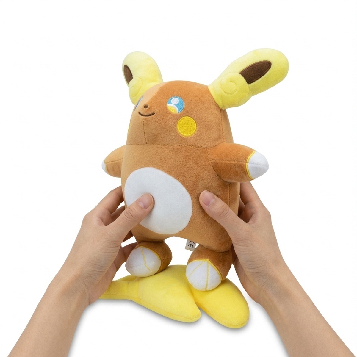 Pluszak Raichu z Alola trzymany w rękach