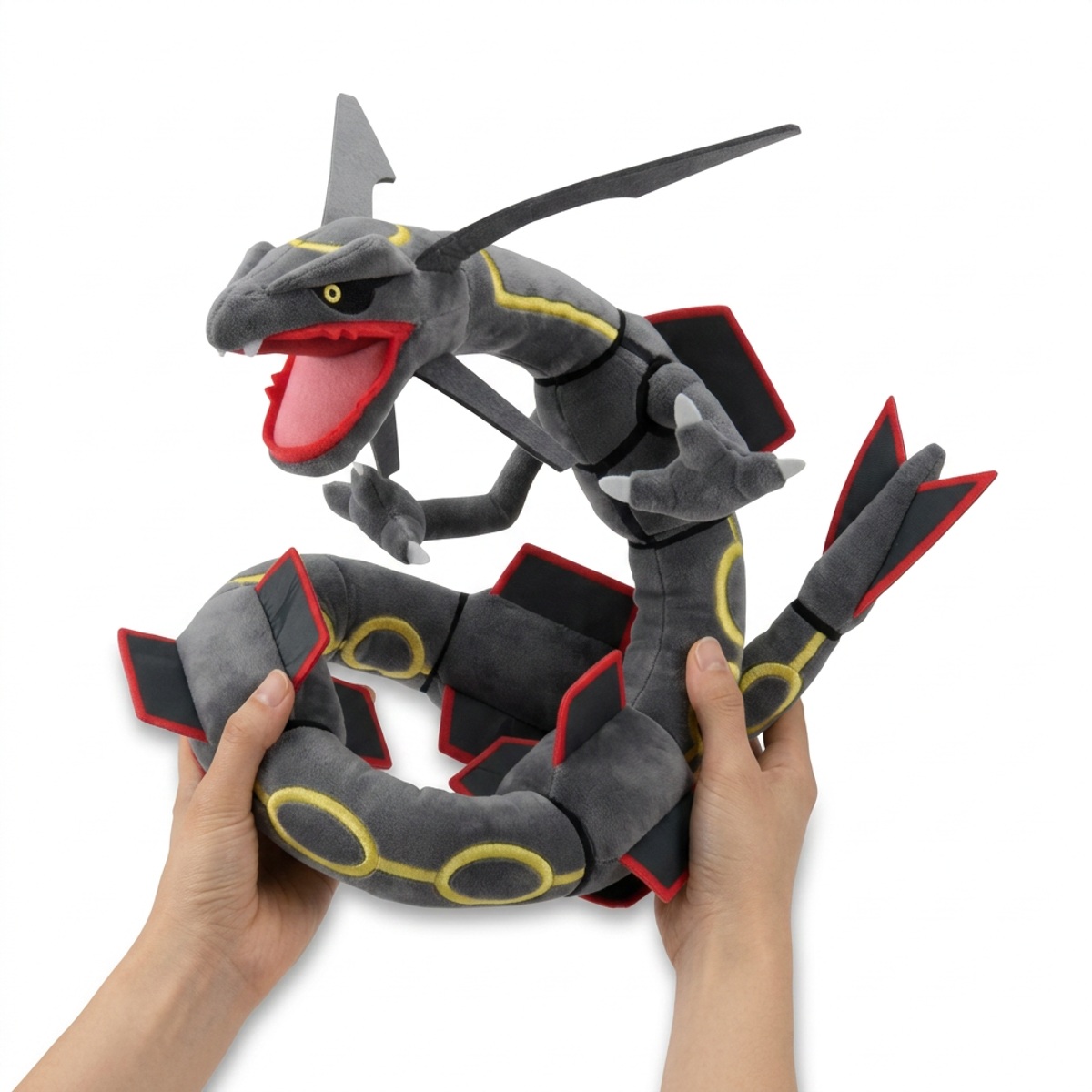 Pluszak Rayquaza Shiny trzymany w rękach