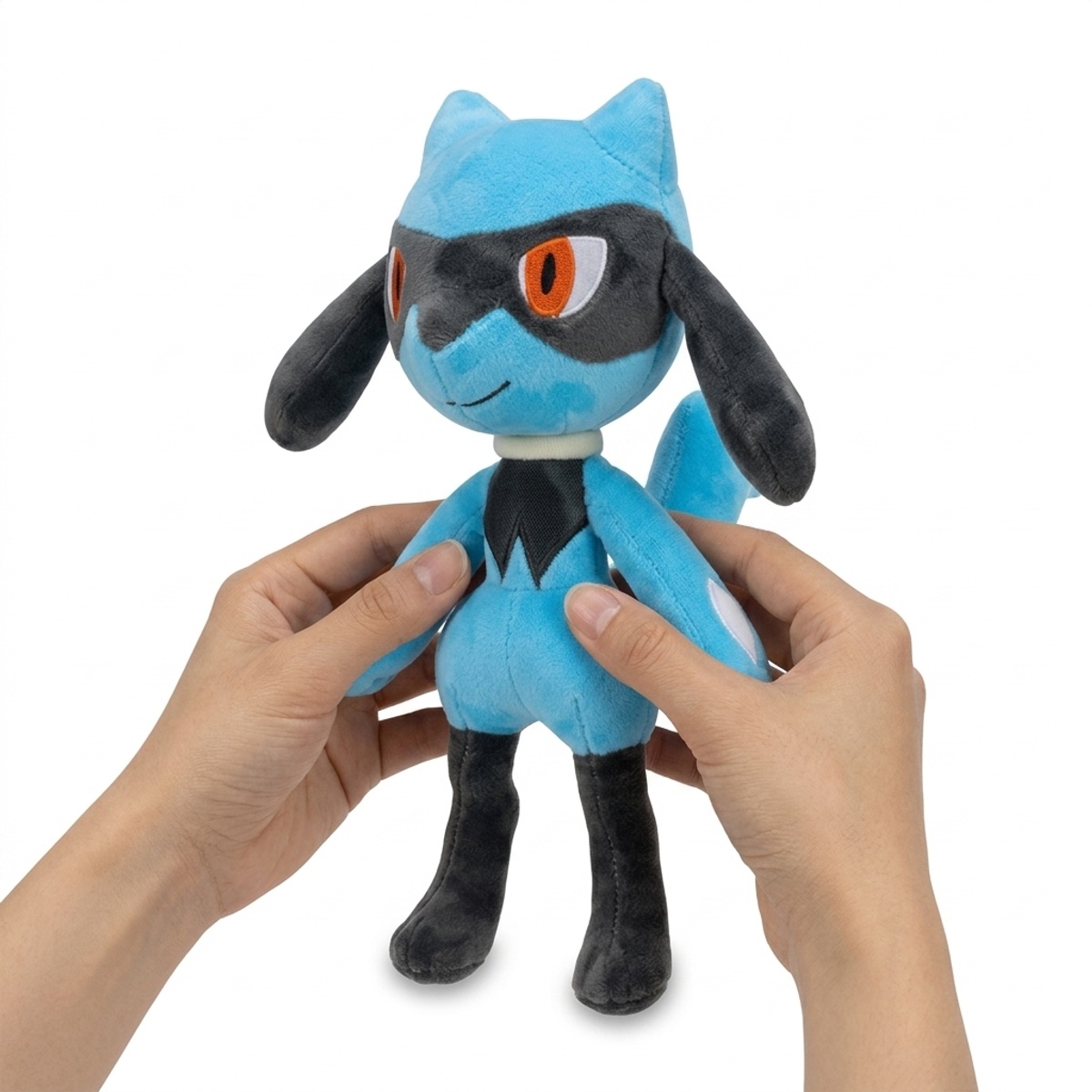Riolu Pluszak trzymany w rękach