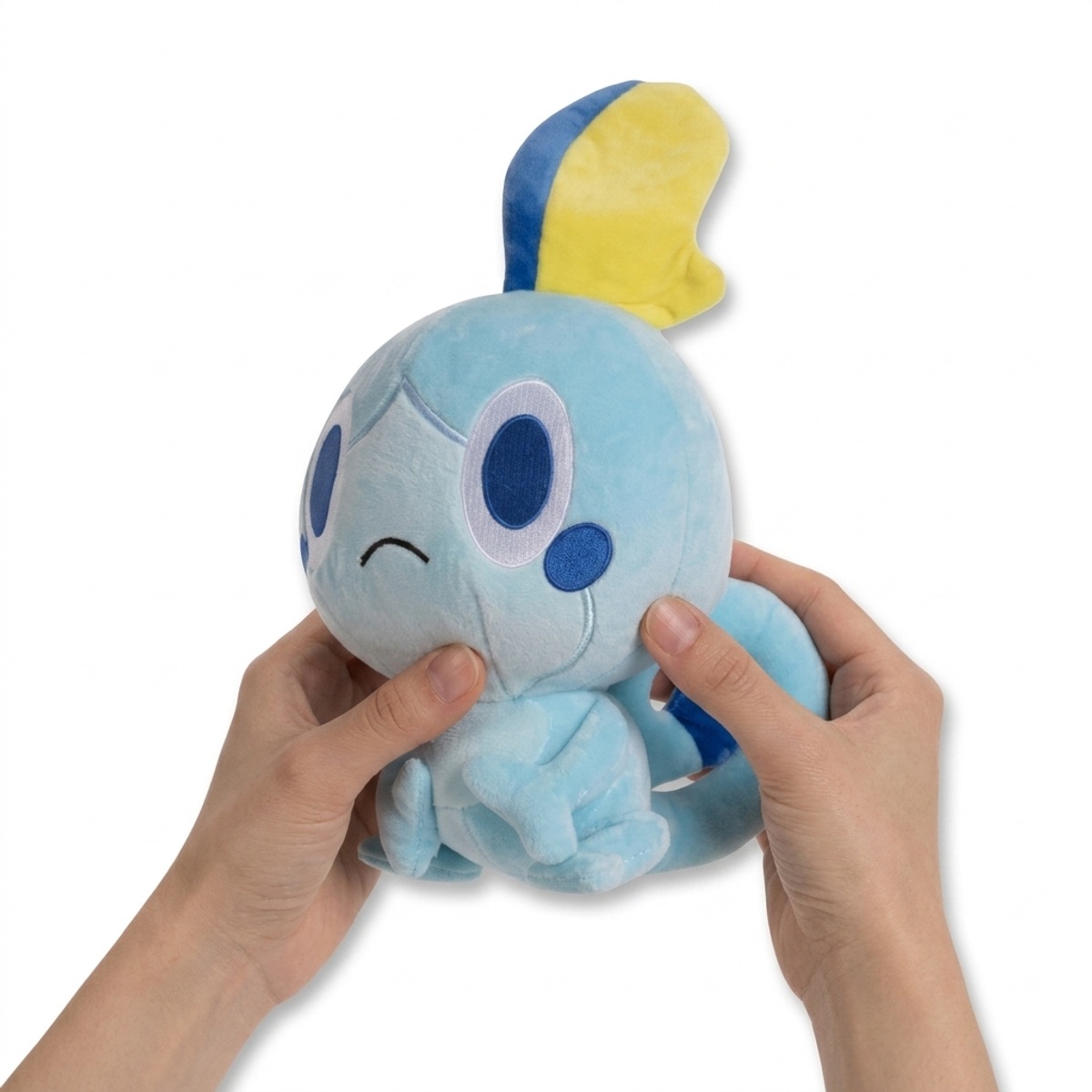 Sobble Pluszak trzymany w rękach