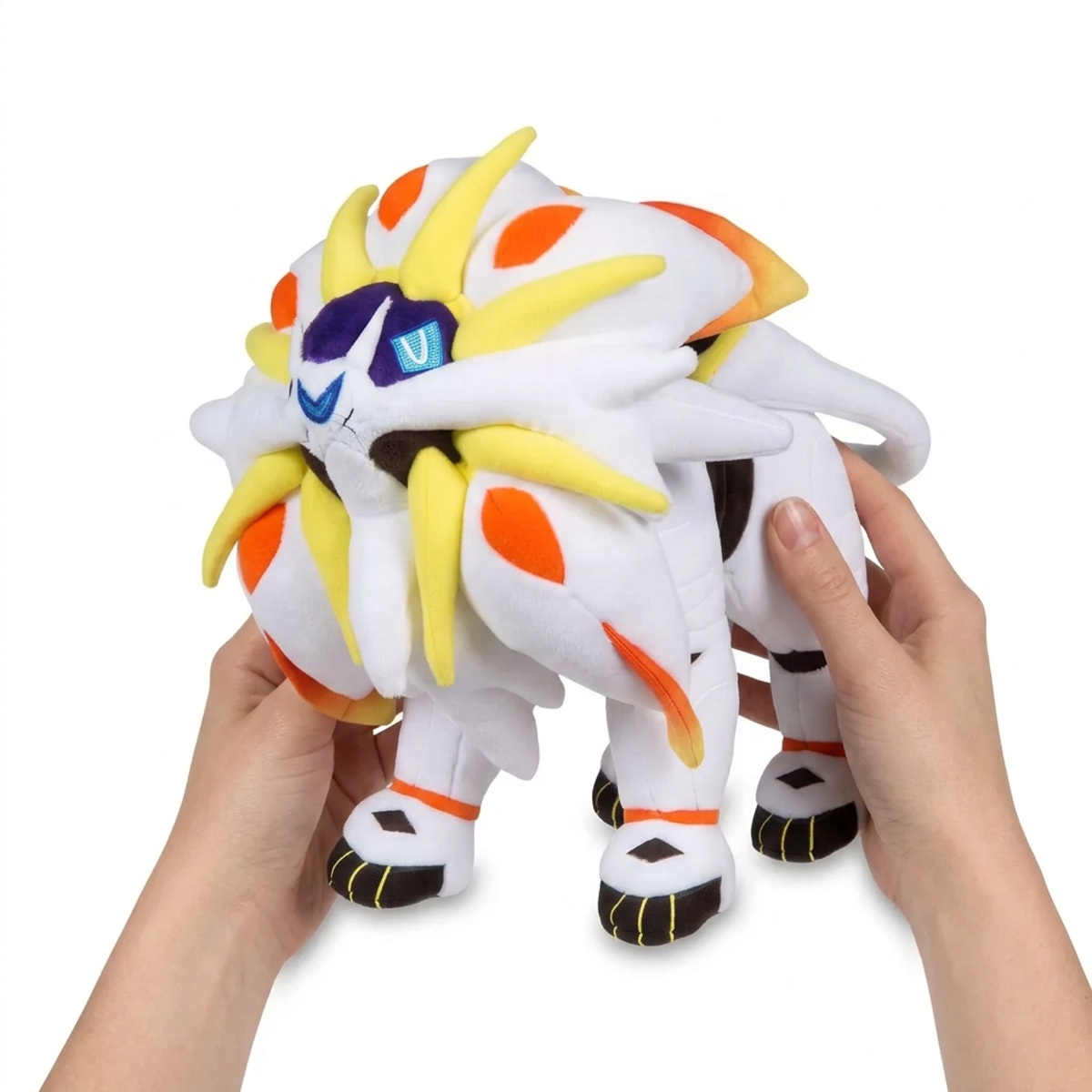 Solgaleo Pluszak trzymany w rękach