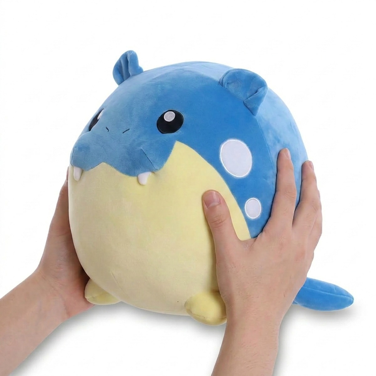 Spheal Pluszak trzymany w rękach
