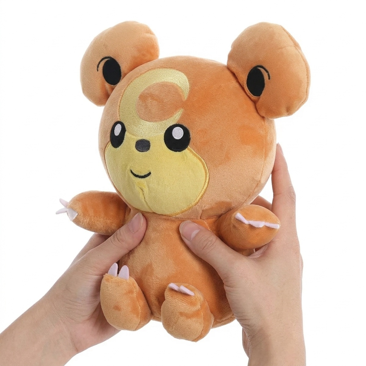 Teddiursa Pluszak trzymany w rękach