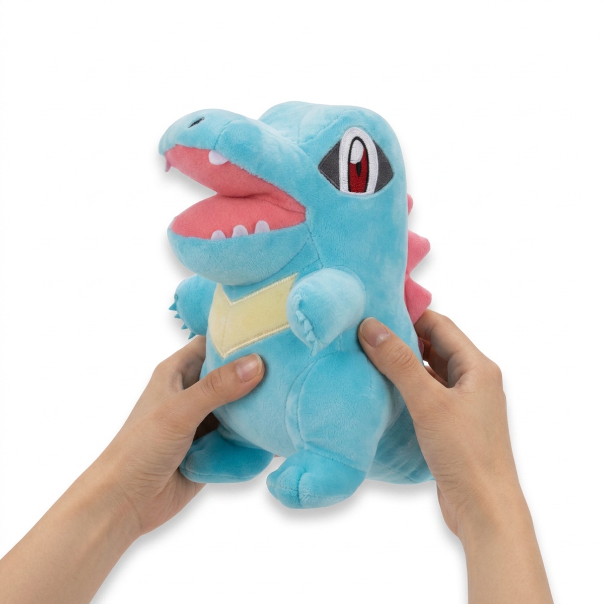 Totodile Pluszak trzymany w rękach