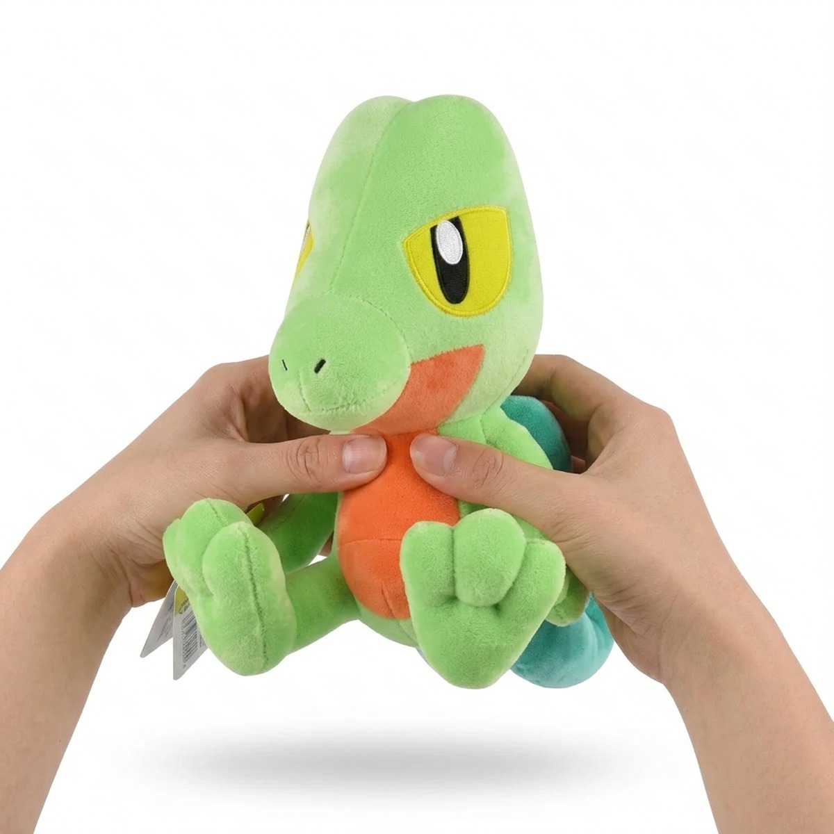 Treecko Pluszak trzymany w rękach