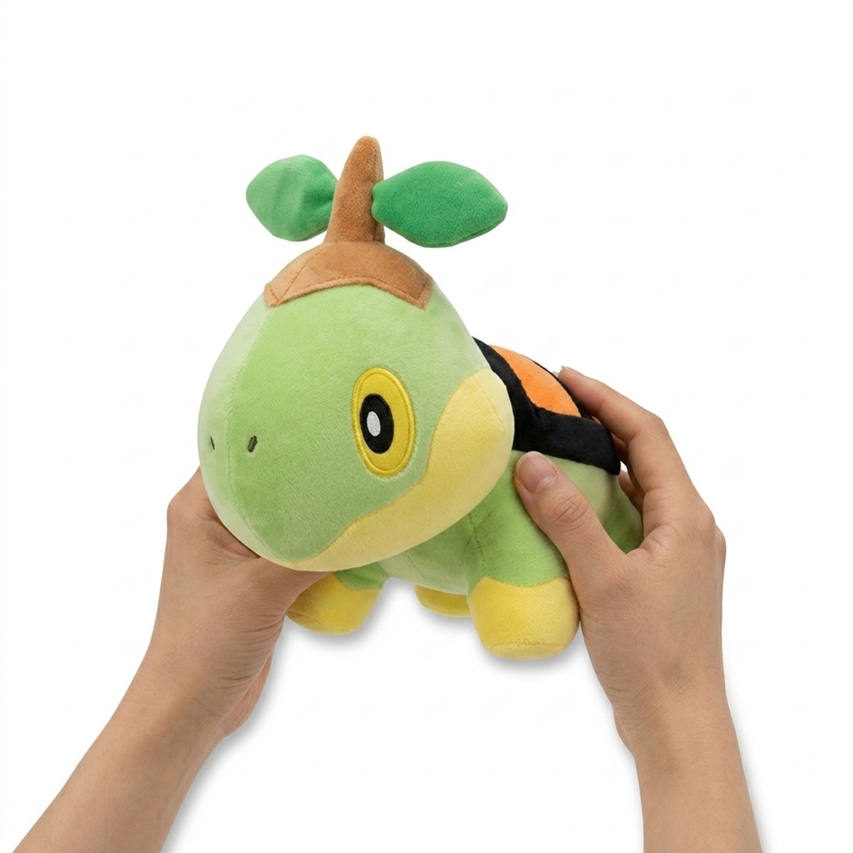 Turtwig Pluszak trzymany w rękach