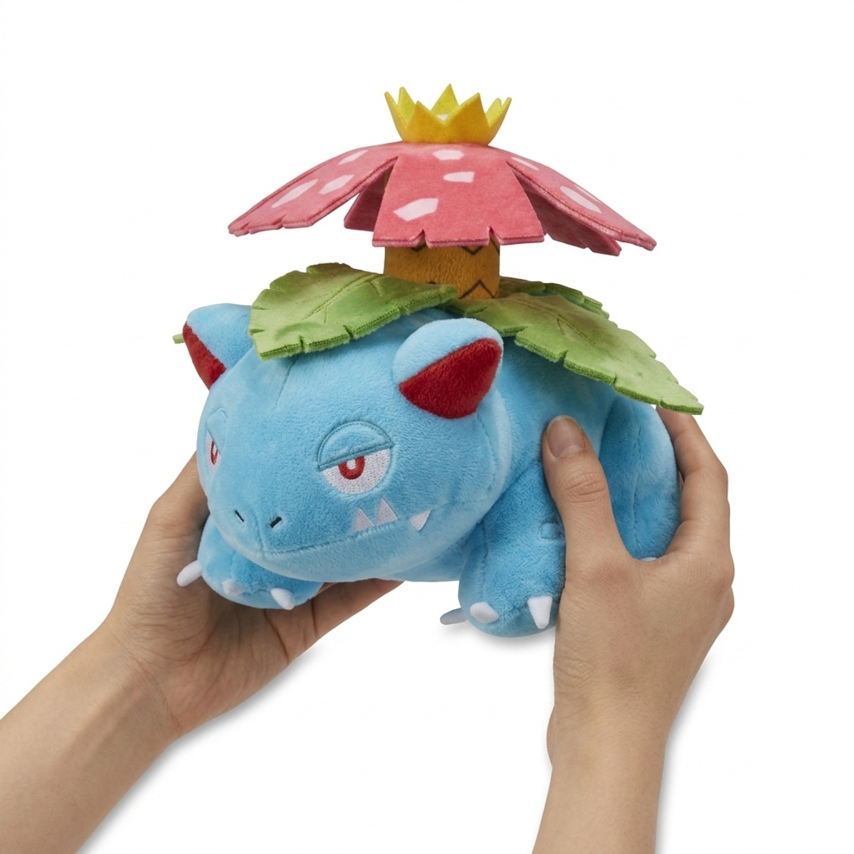 Venusaur Pluszak trzymany w rękach