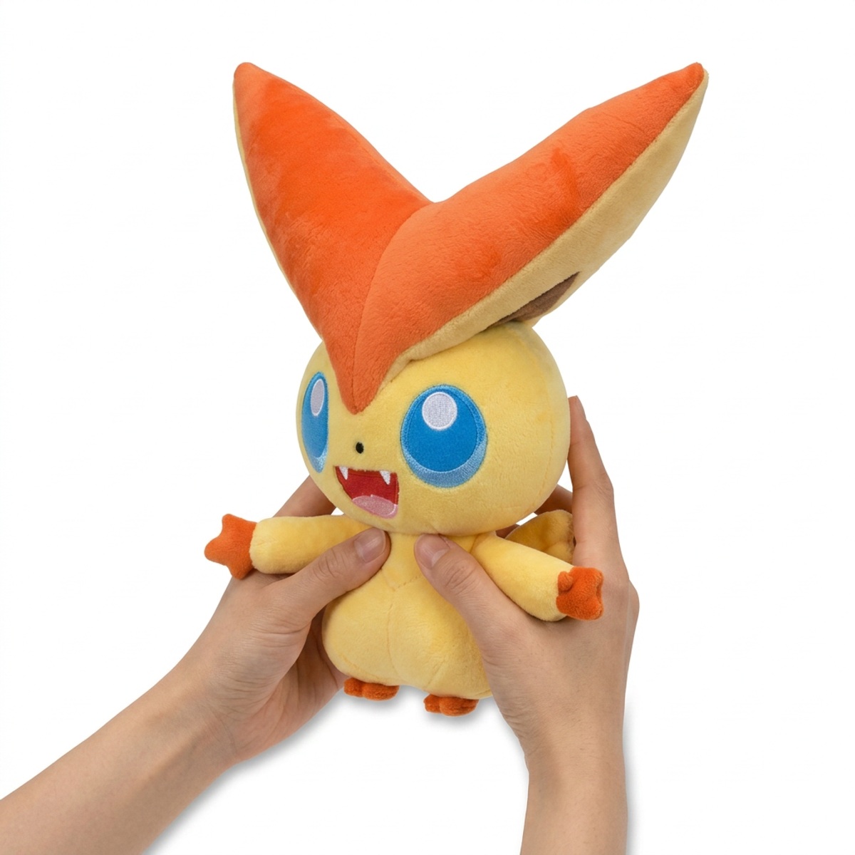 Victini Pluszak trzymany w rękach