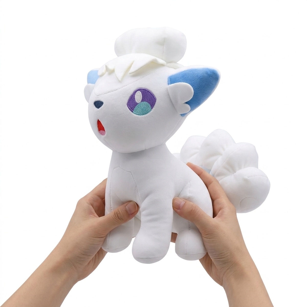 Pluszak Vulpix z Alola trzymany w rękach