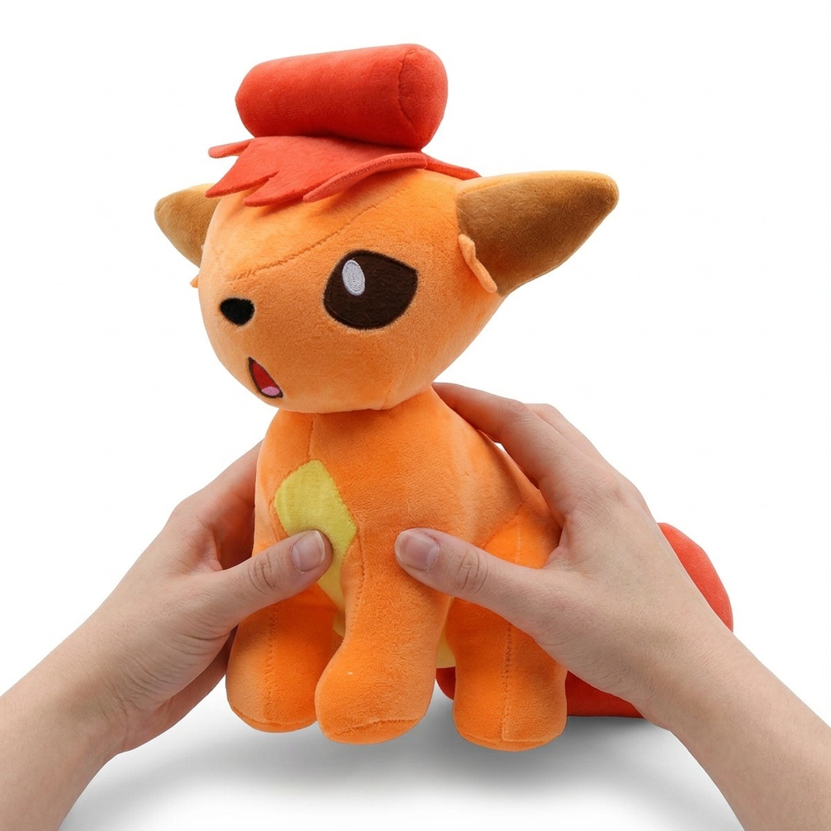 Vulpix Pluszak trzymany w rękach