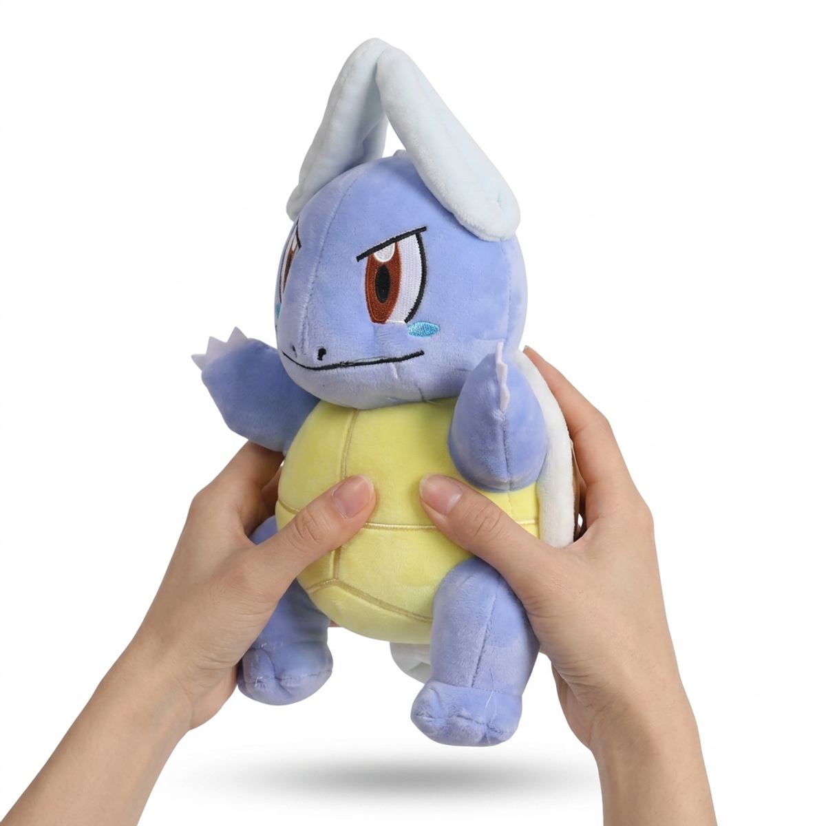 Wartortle Pluszak trzymany w rękach