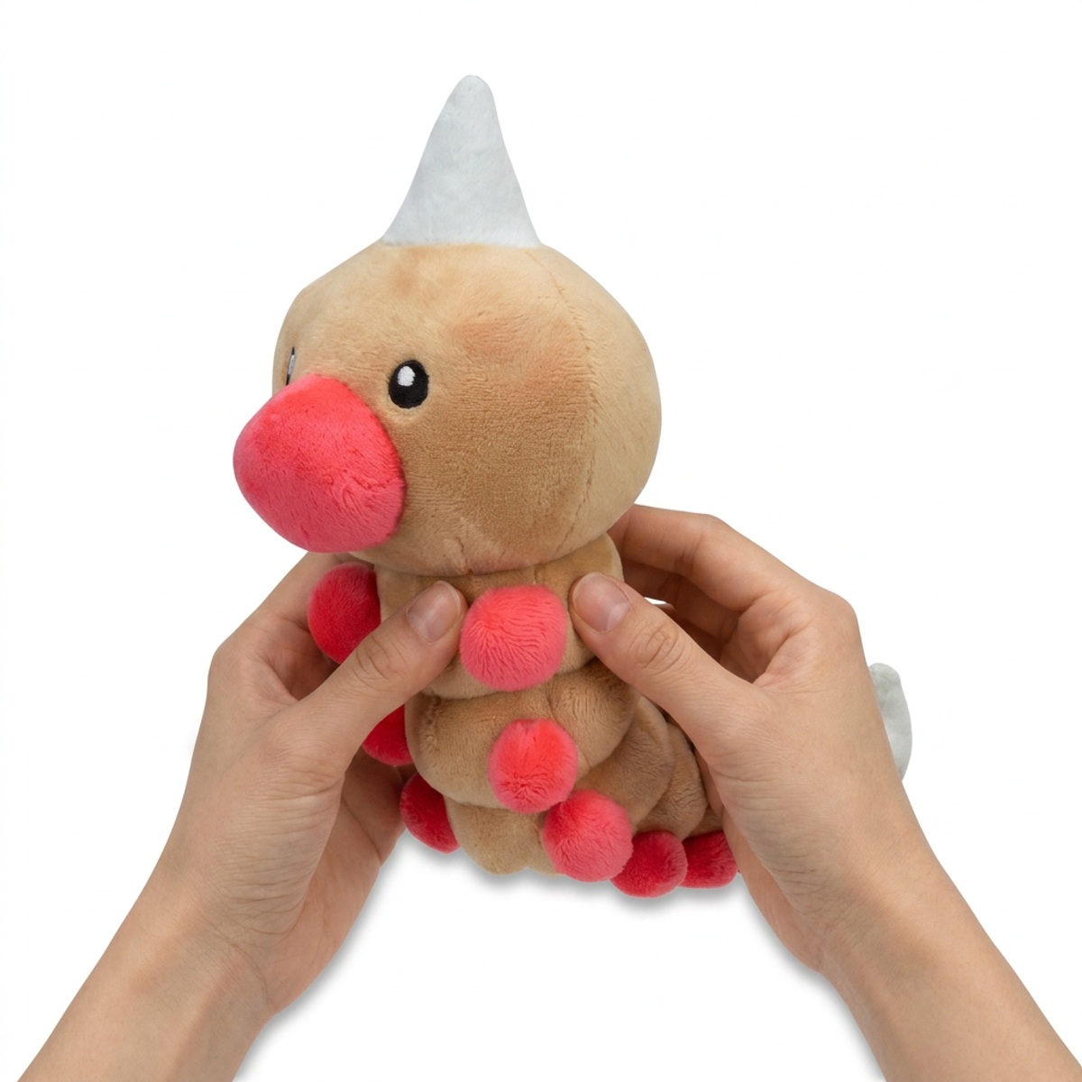 Weedle Pluszak trzymany w rękach
