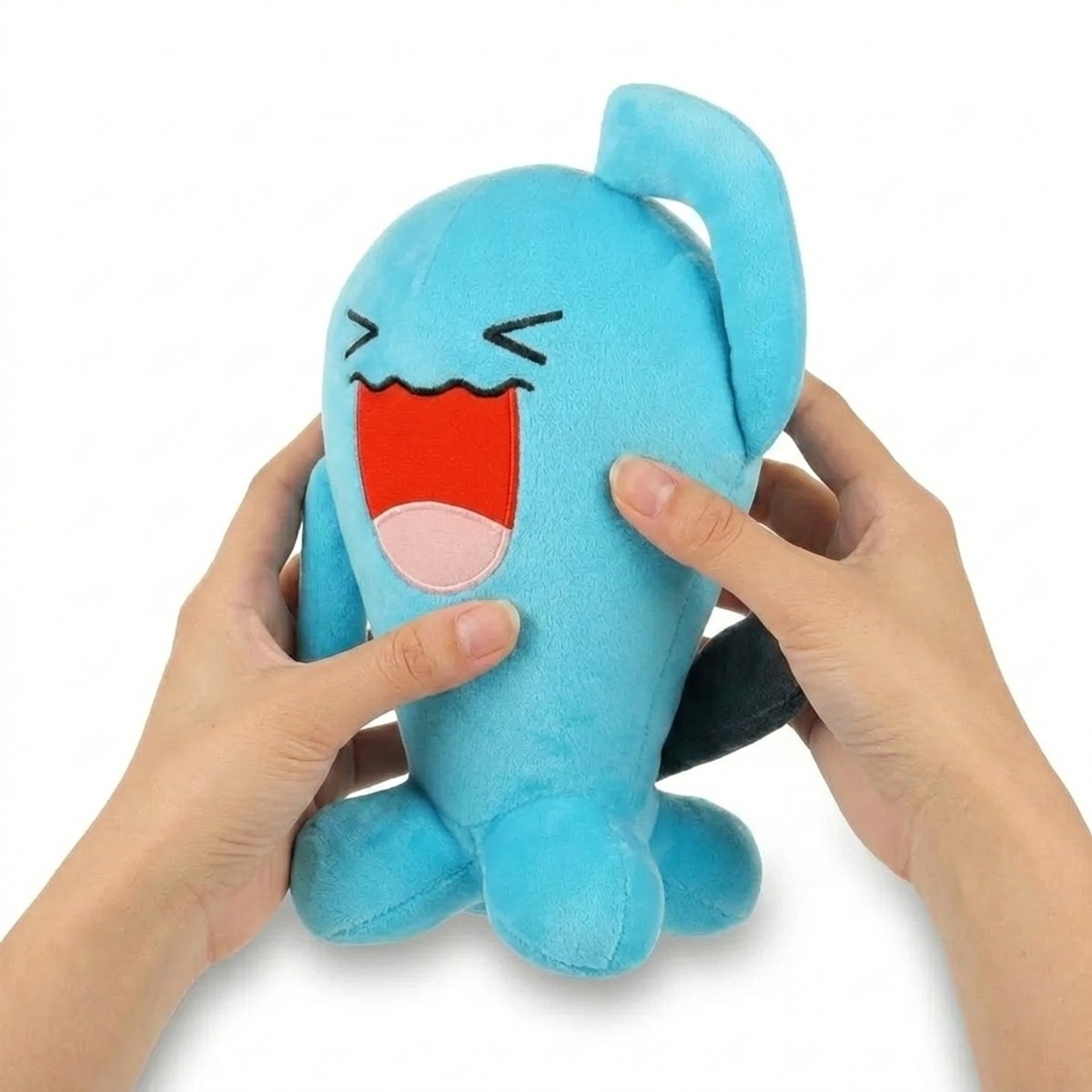 Wobbuffet Pluszak trzymany w rękach
