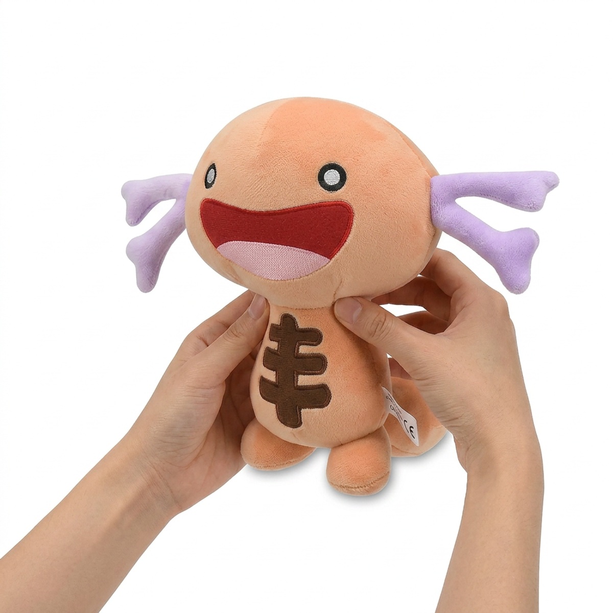 Pluszak Wooper z Paldea trzymany w rękach